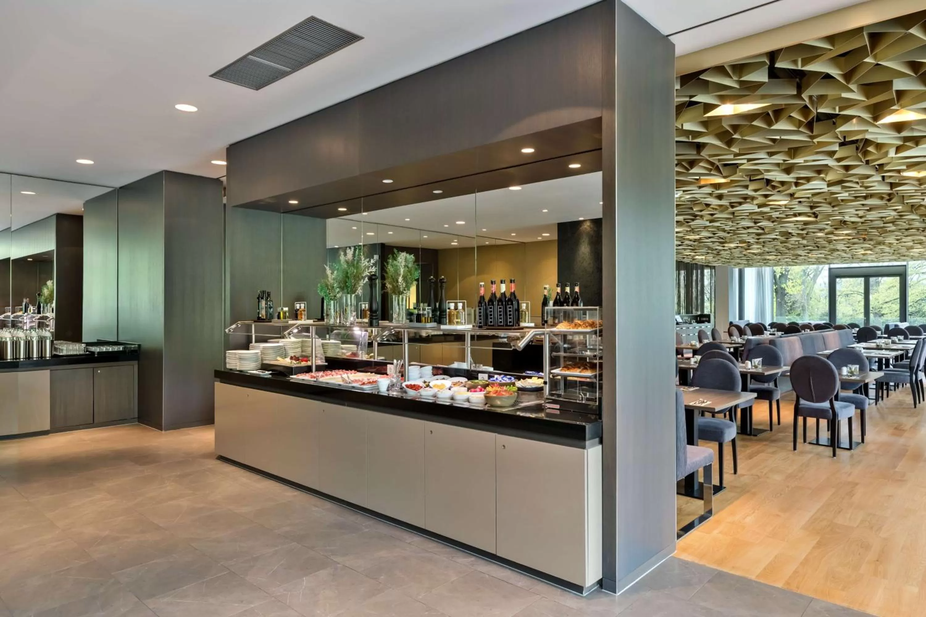 Restaurant/places to eat in Doubletree by Hilton Vienna Schonbrunn