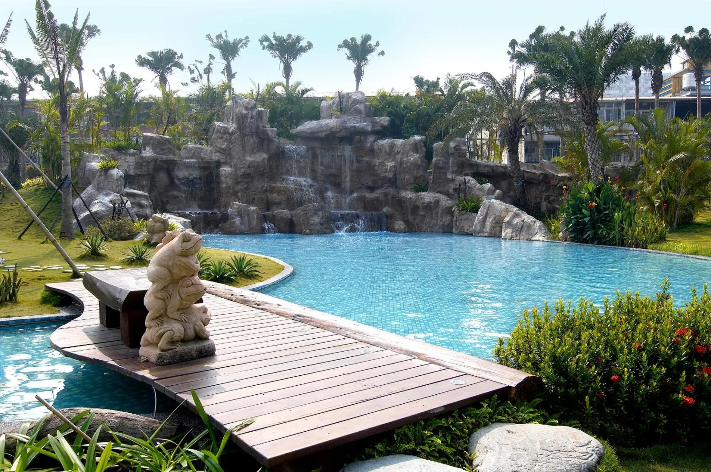 Garden, Swimming Pool in Queena Plaza Hotel