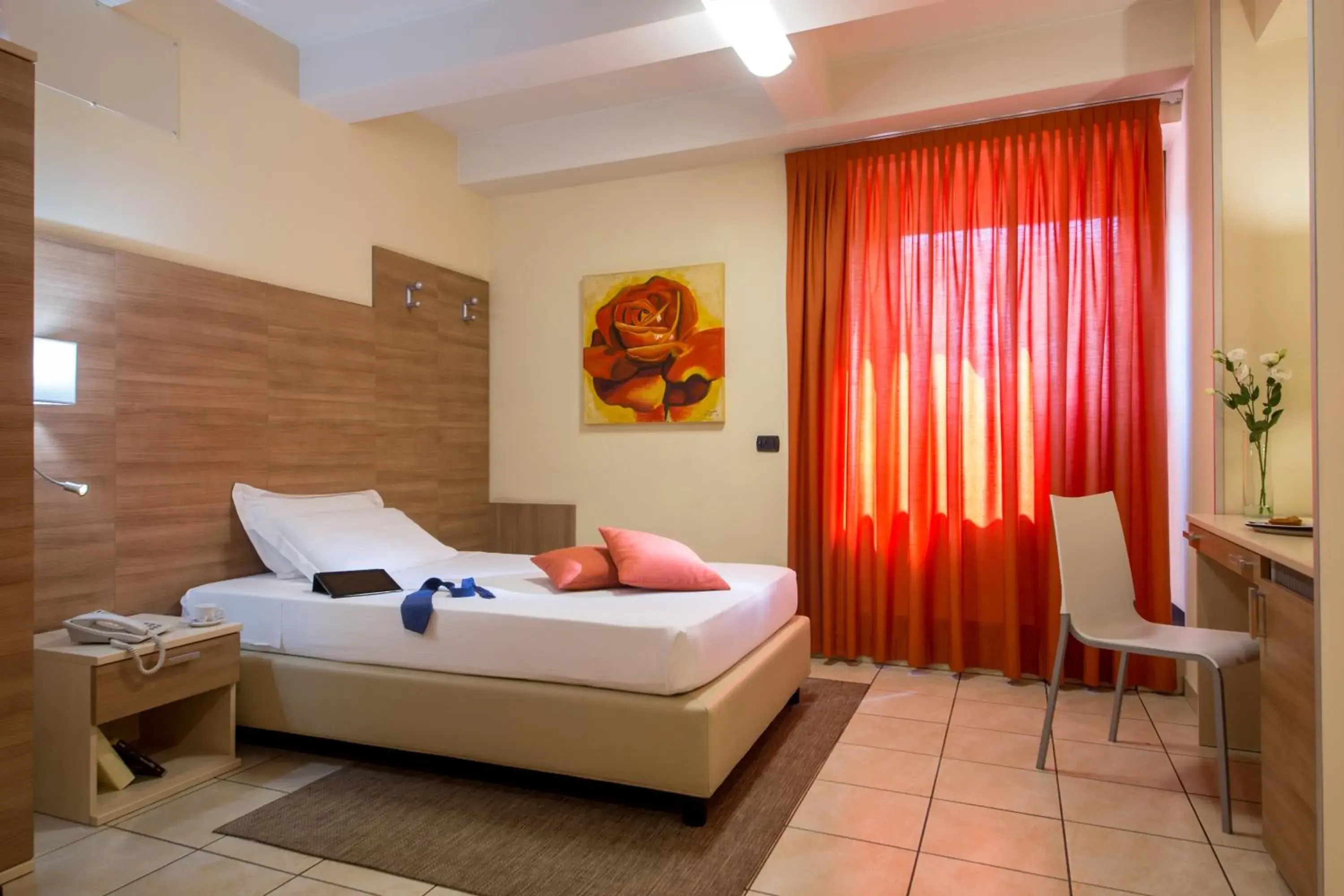 Shower, Bed in Hotel Domidea