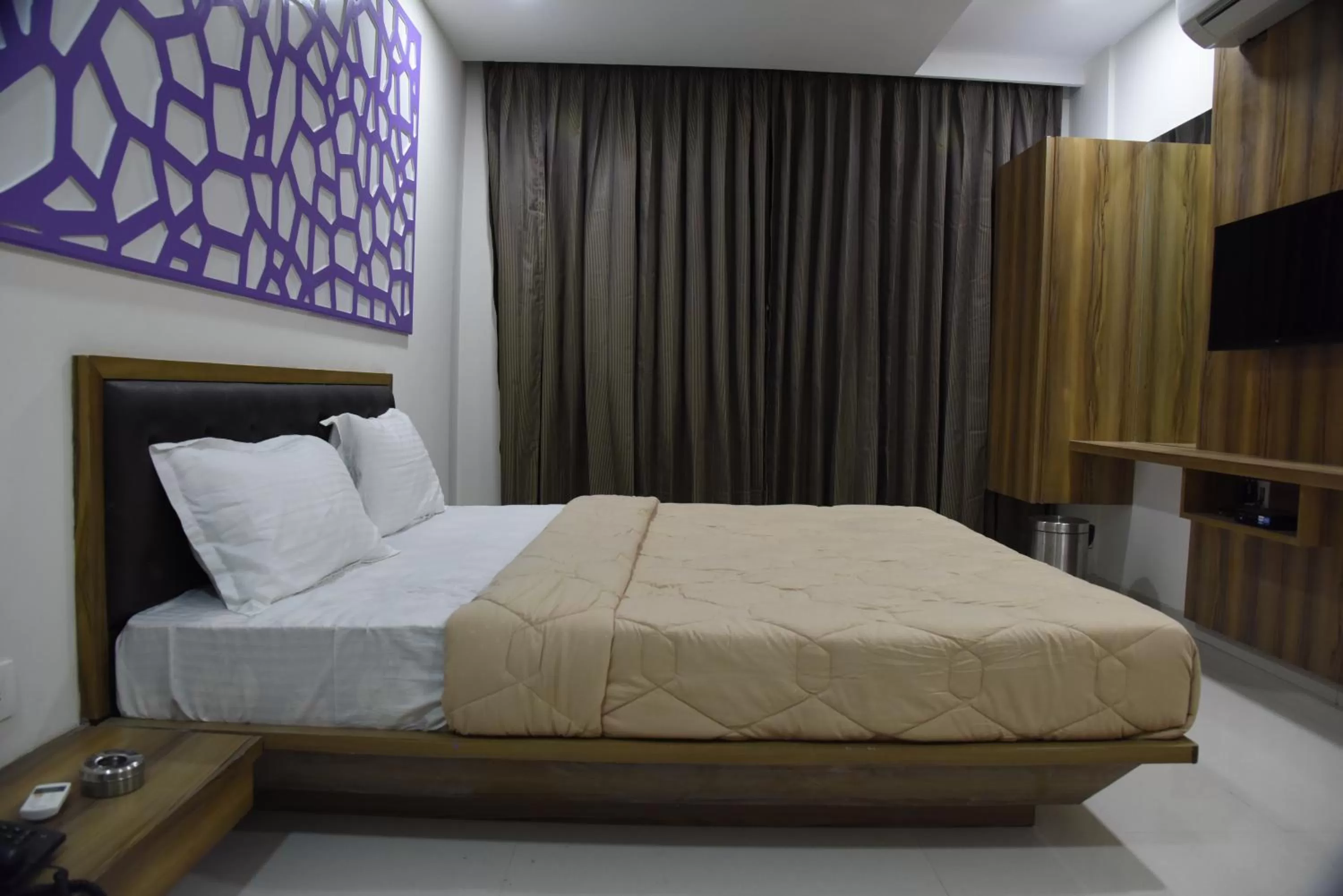 Photo of the whole room, Bed in The Pacific Hotel