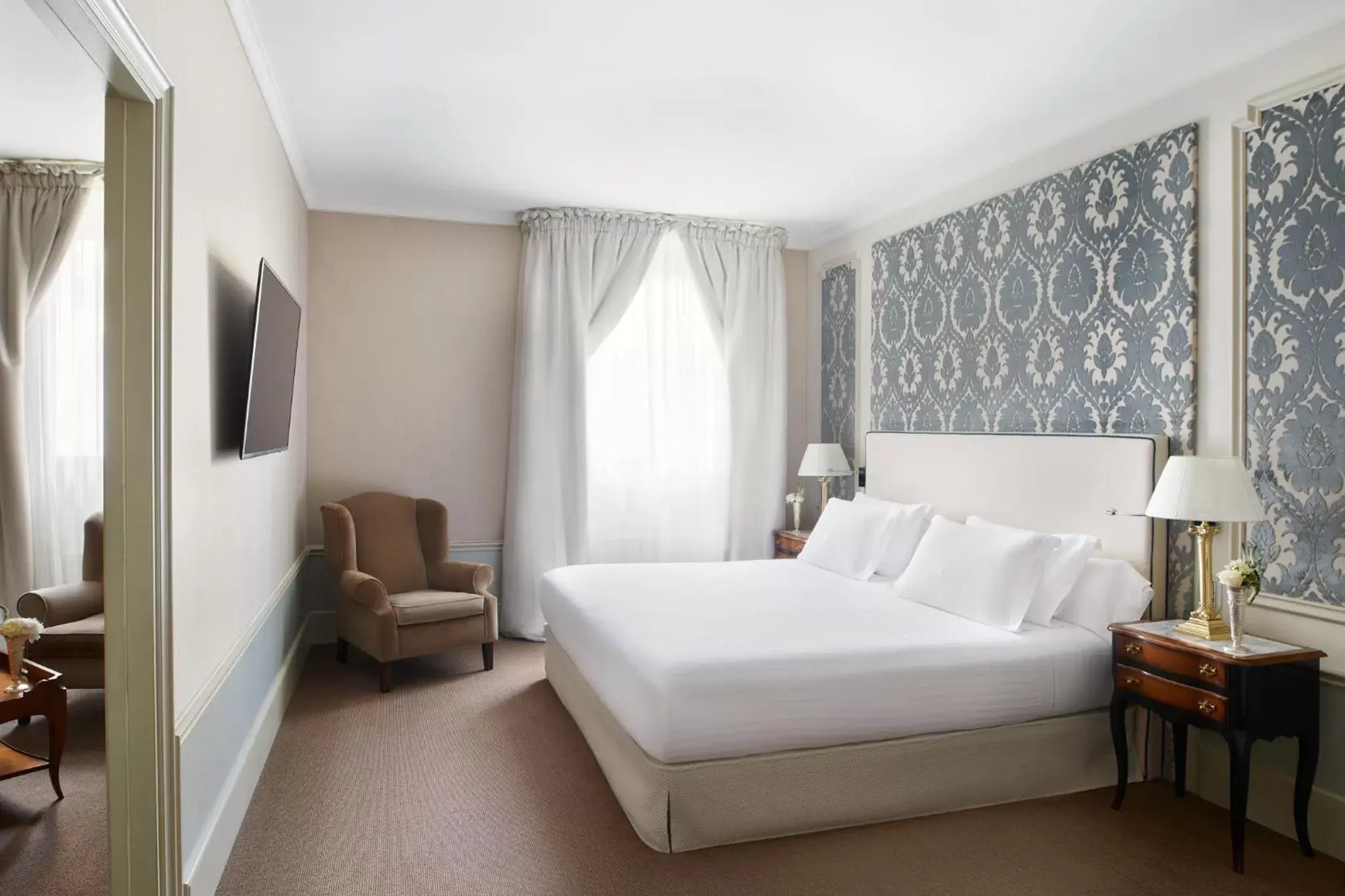 Bedroom, Bed in Hotel El Palace Barcelona