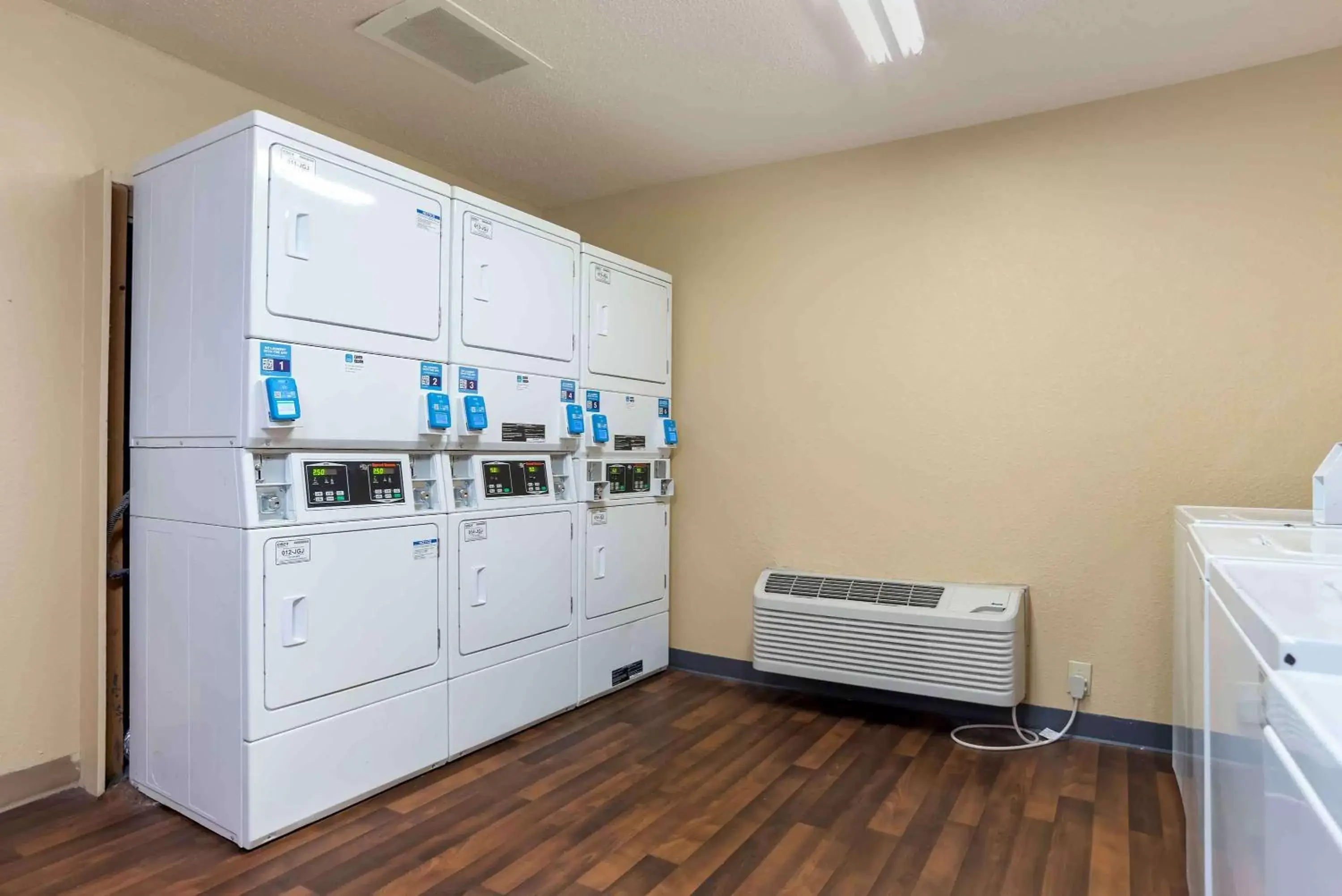 Property building in Extended Stay America Suites - New Orleans - Metairie Property building in Extended Stay America Suites - New Orleans - Metairie