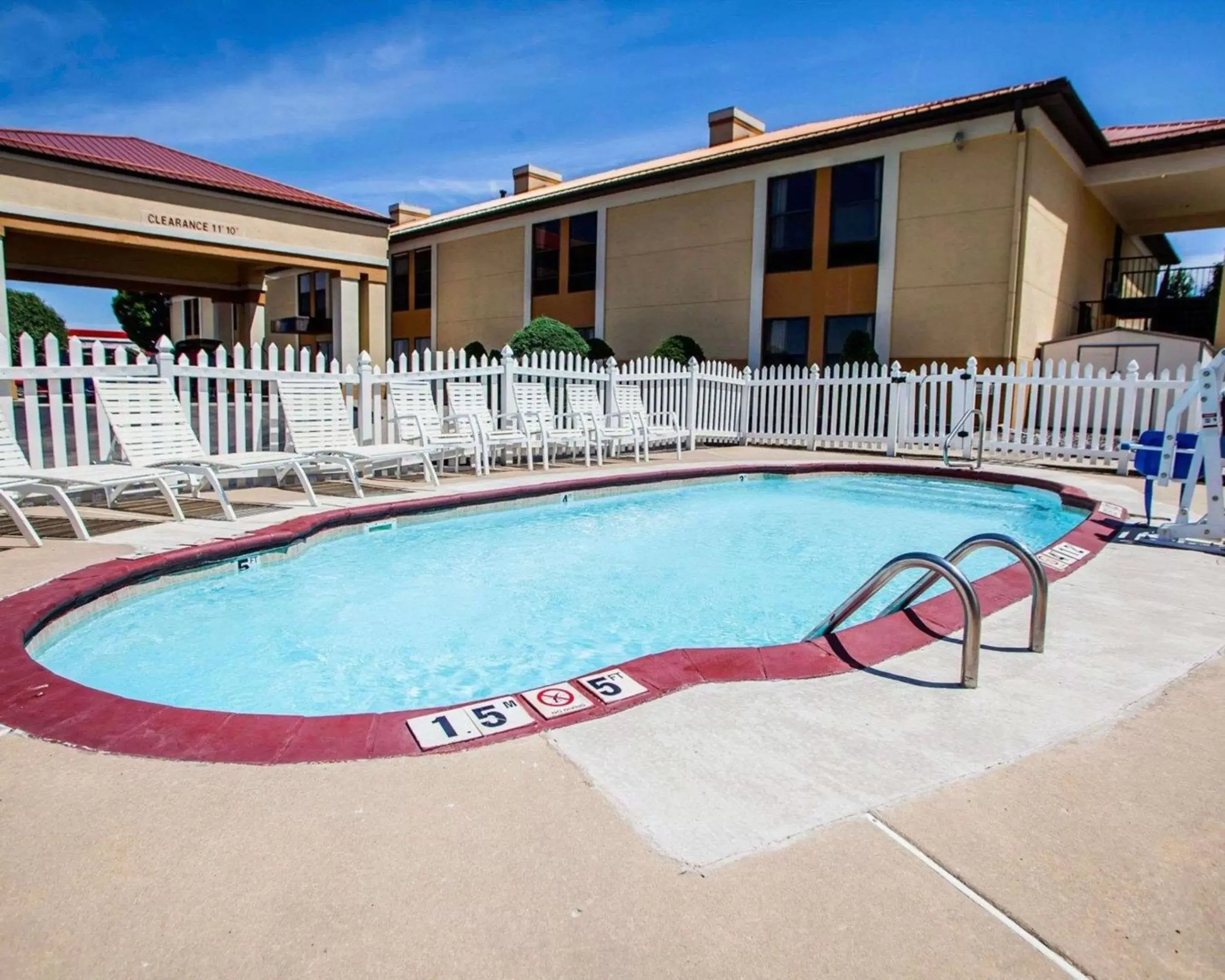 Swimming pool in Quality Inn Arcola Swimming pool in Quality Inn Arcola