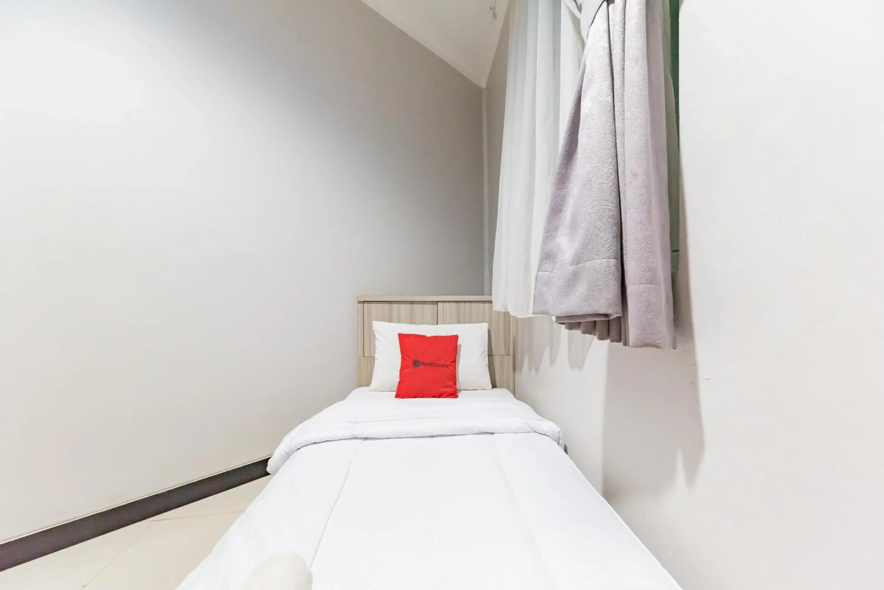 Bed in RedDoorz near Botani Square Mall