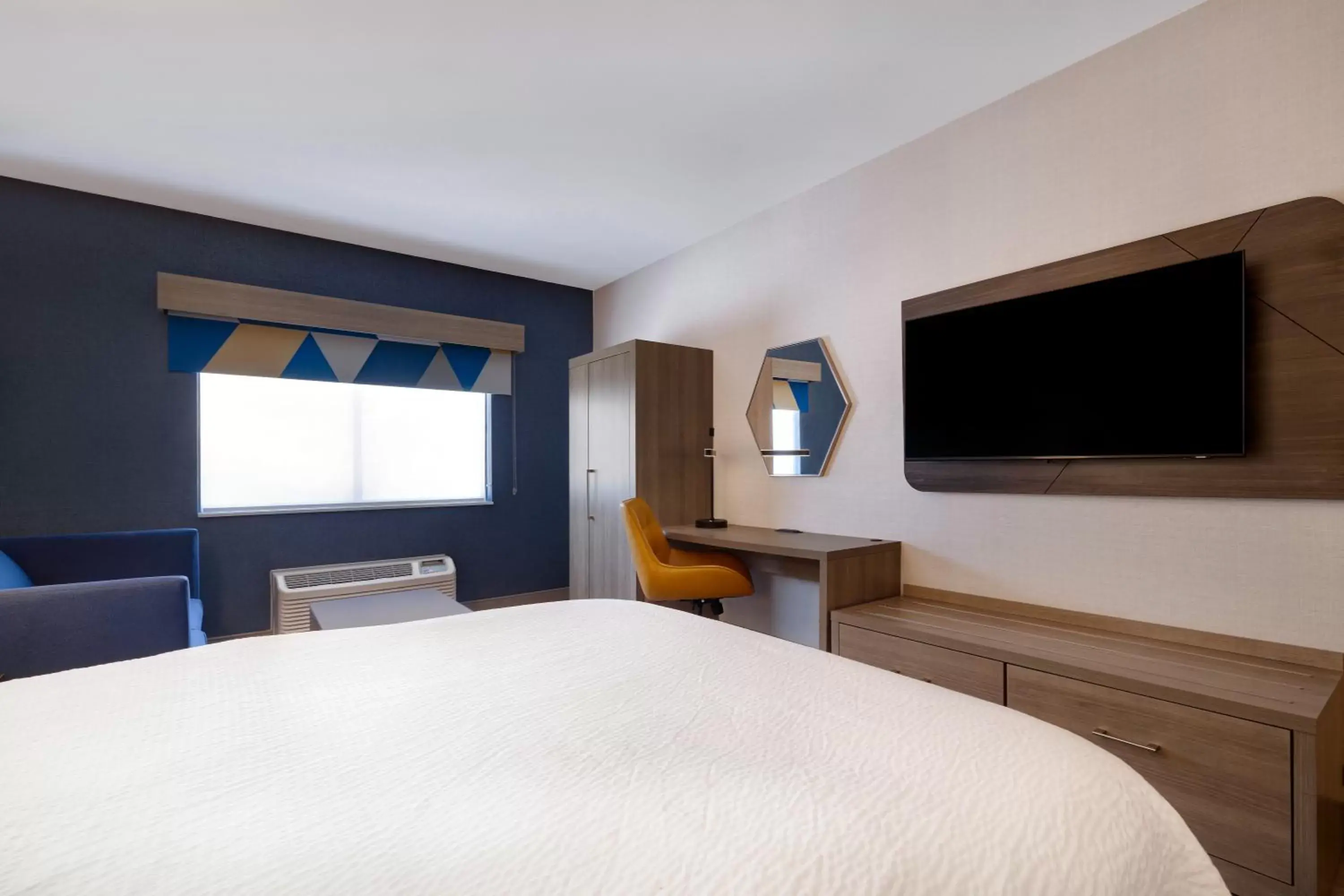 Bedroom, TV/Entertainment Center in Holiday Inn Express Hotel & Suites Moab, an IHG Hotel