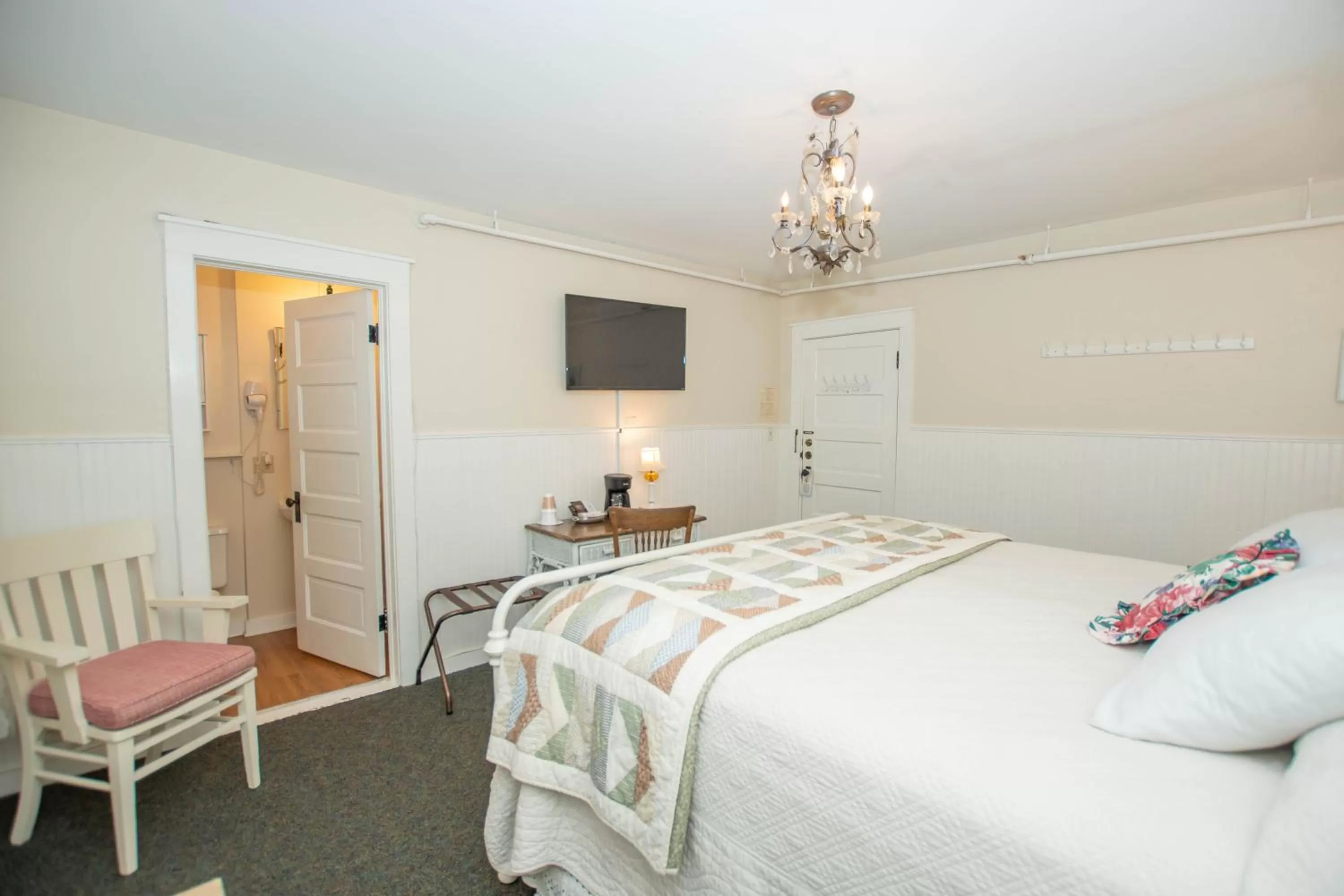 Bed in Terrace Inn and 1911 Restaurant