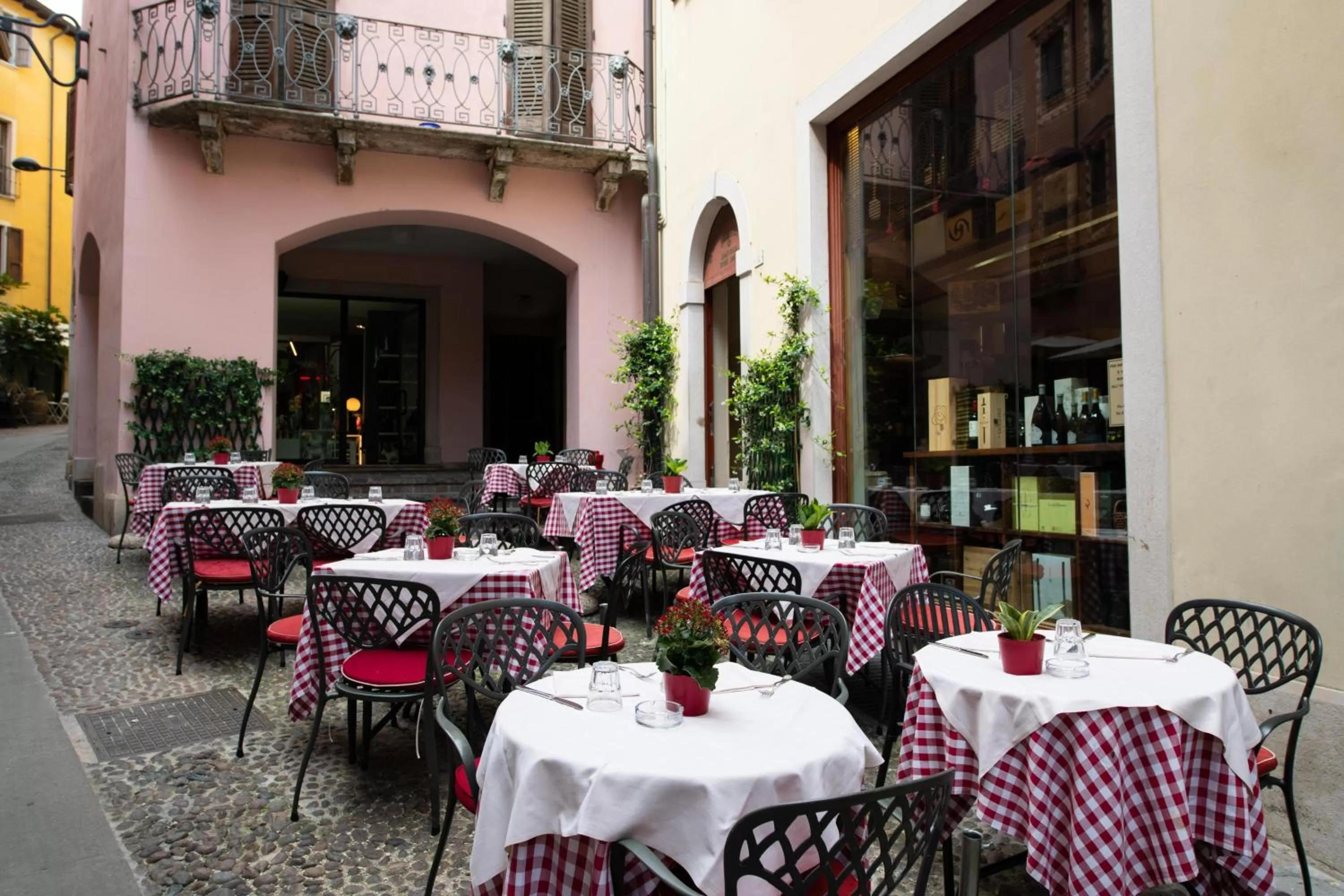 Restaurant/places to eat in Alessi Hotel Trattoria