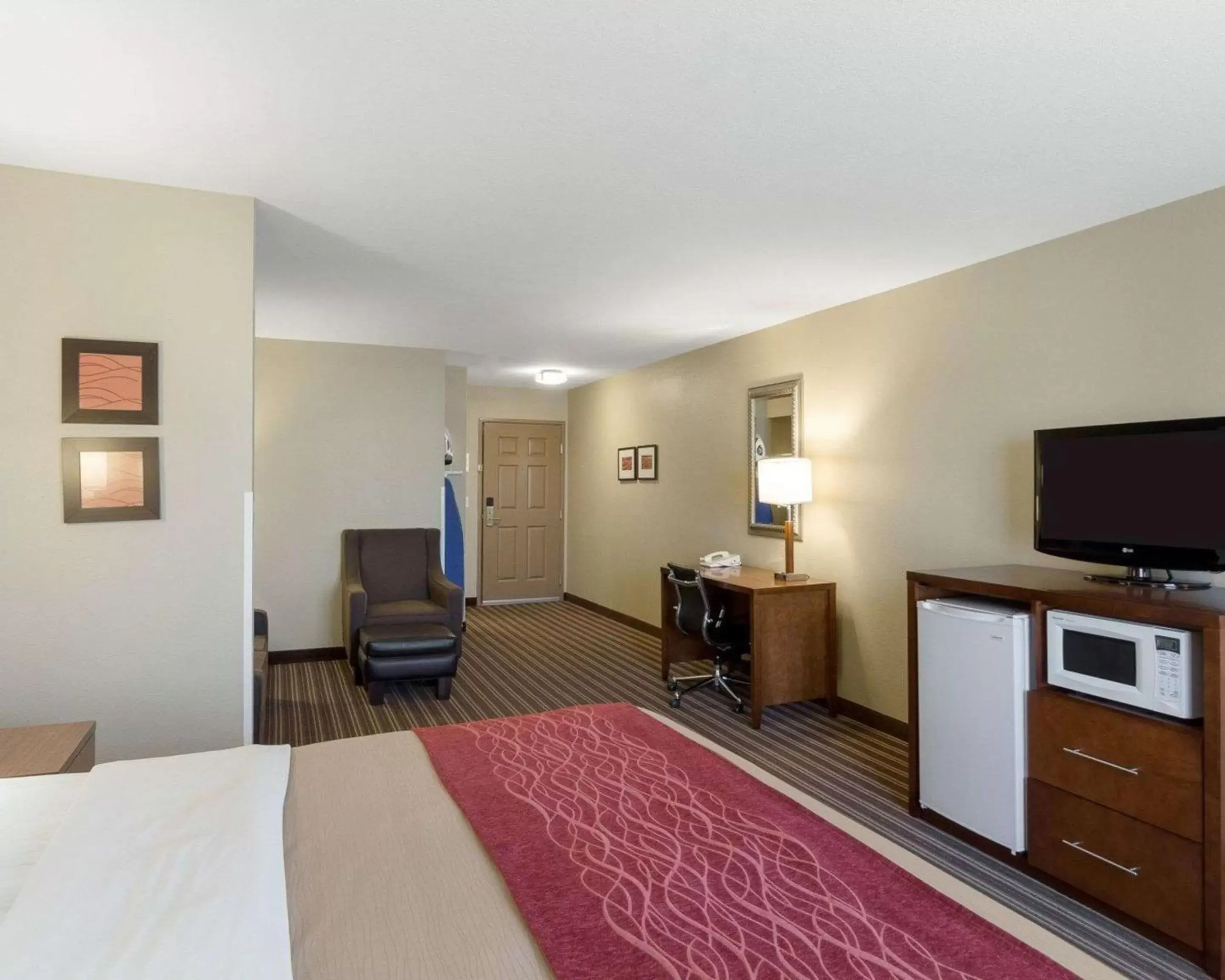 Photo of the whole room, TV/Entertainment Center in Comfort Inn & Suites Fayetteville-University Area