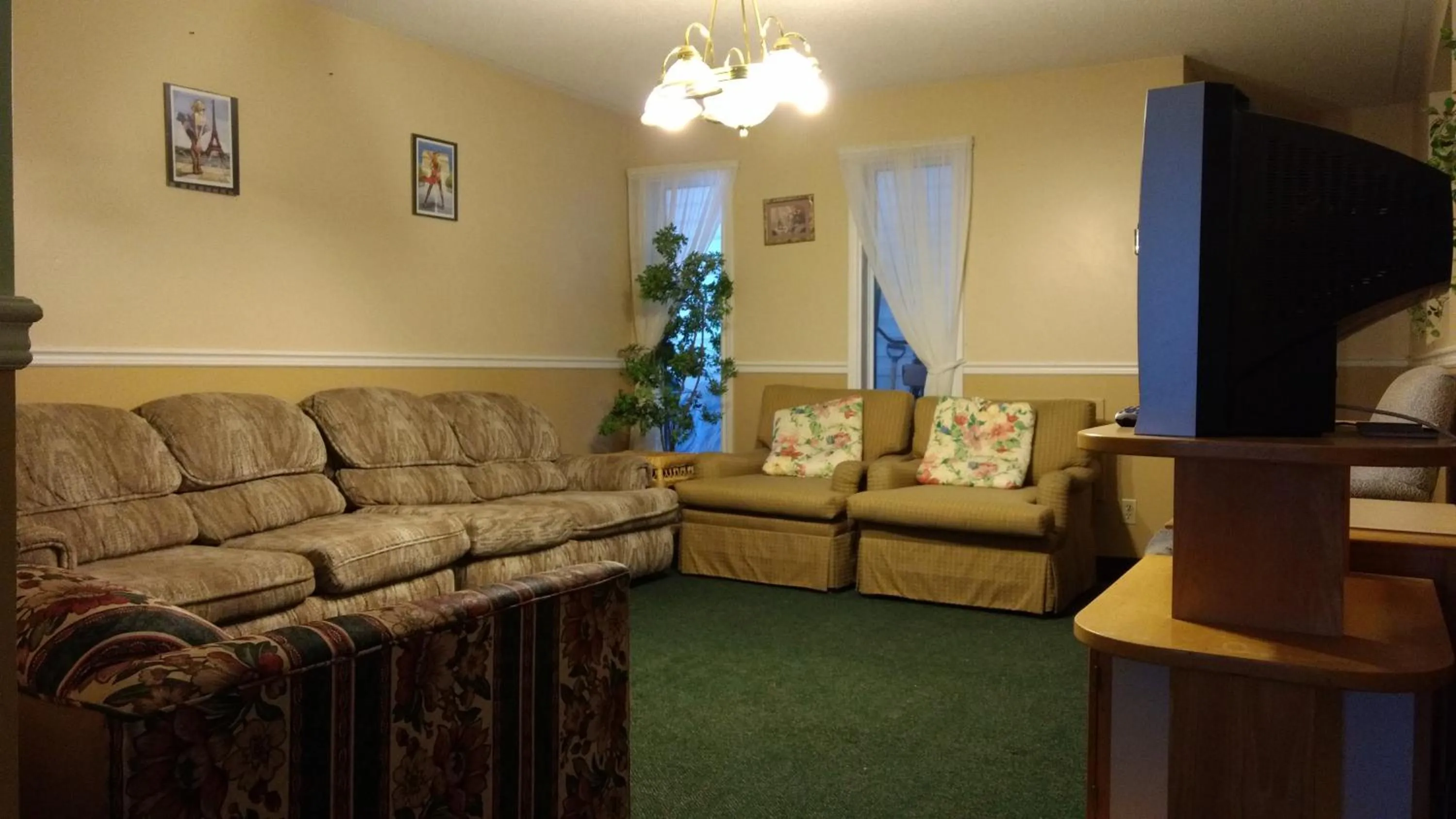 Communal lounge/ TV room in Travel Inn Hearst