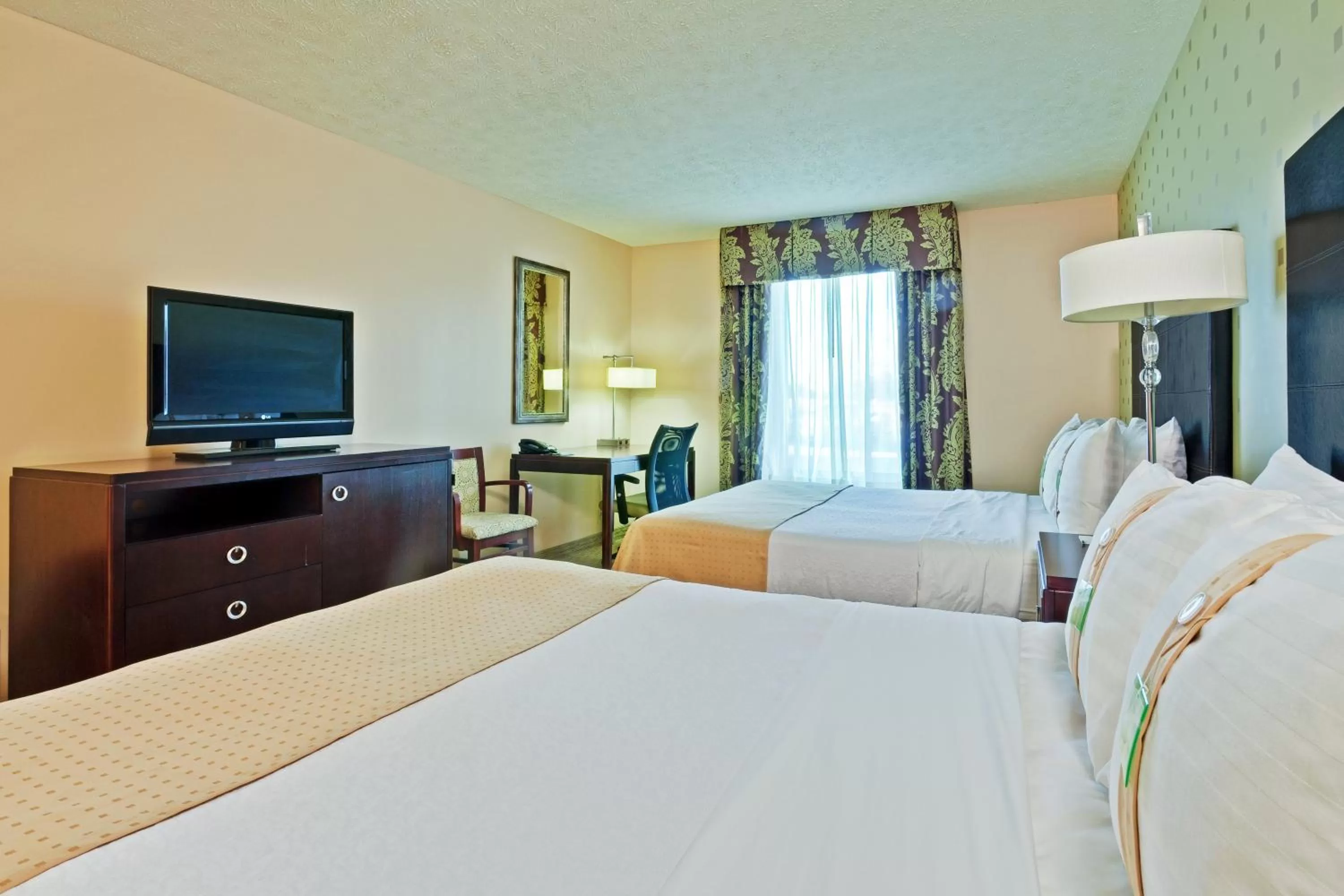 Photo of the whole room, Bed in Holiday Inn Bloomington-University Area by IHG