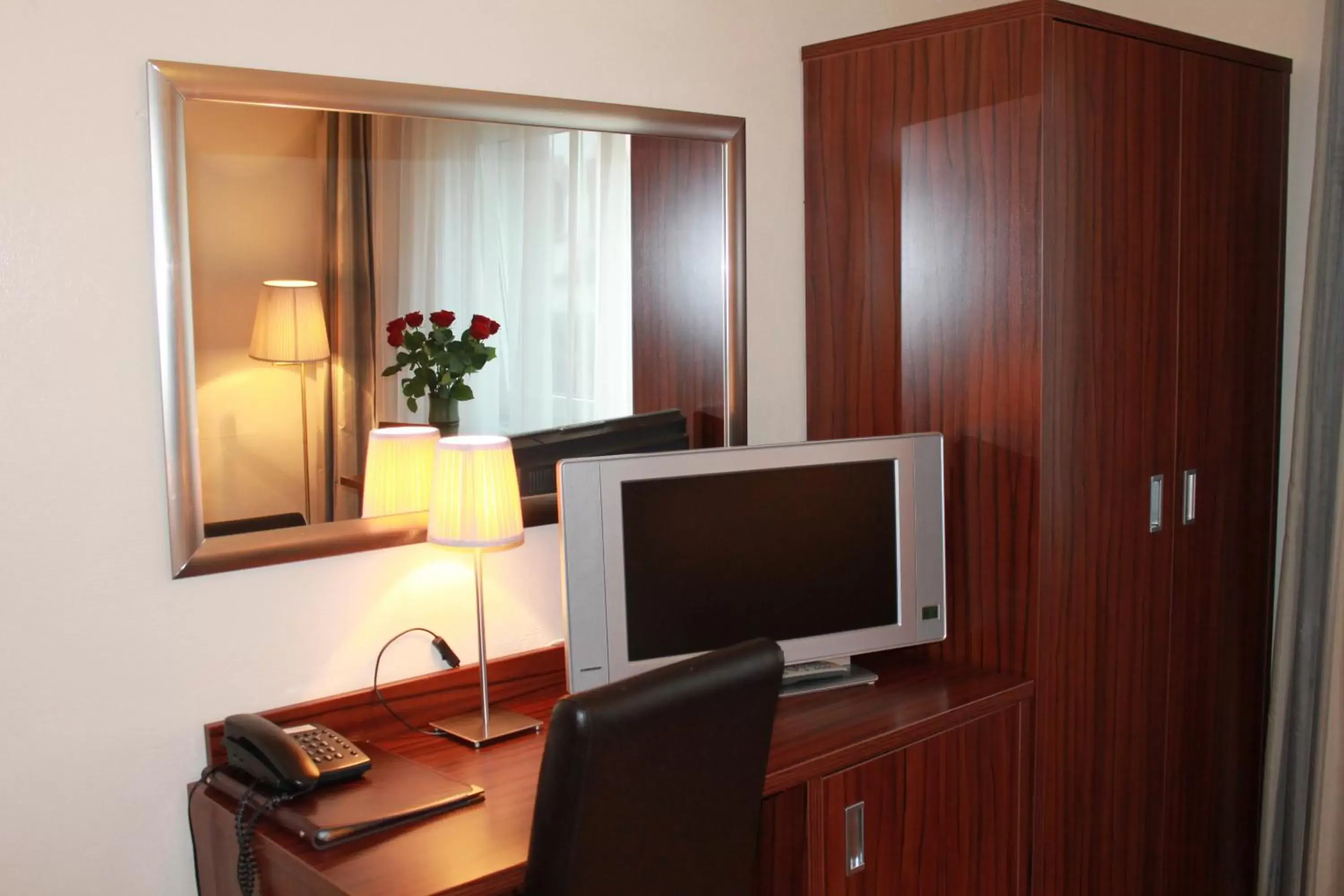 TV and multimedia, TV/Entertainment Center in City Hotel Mercator