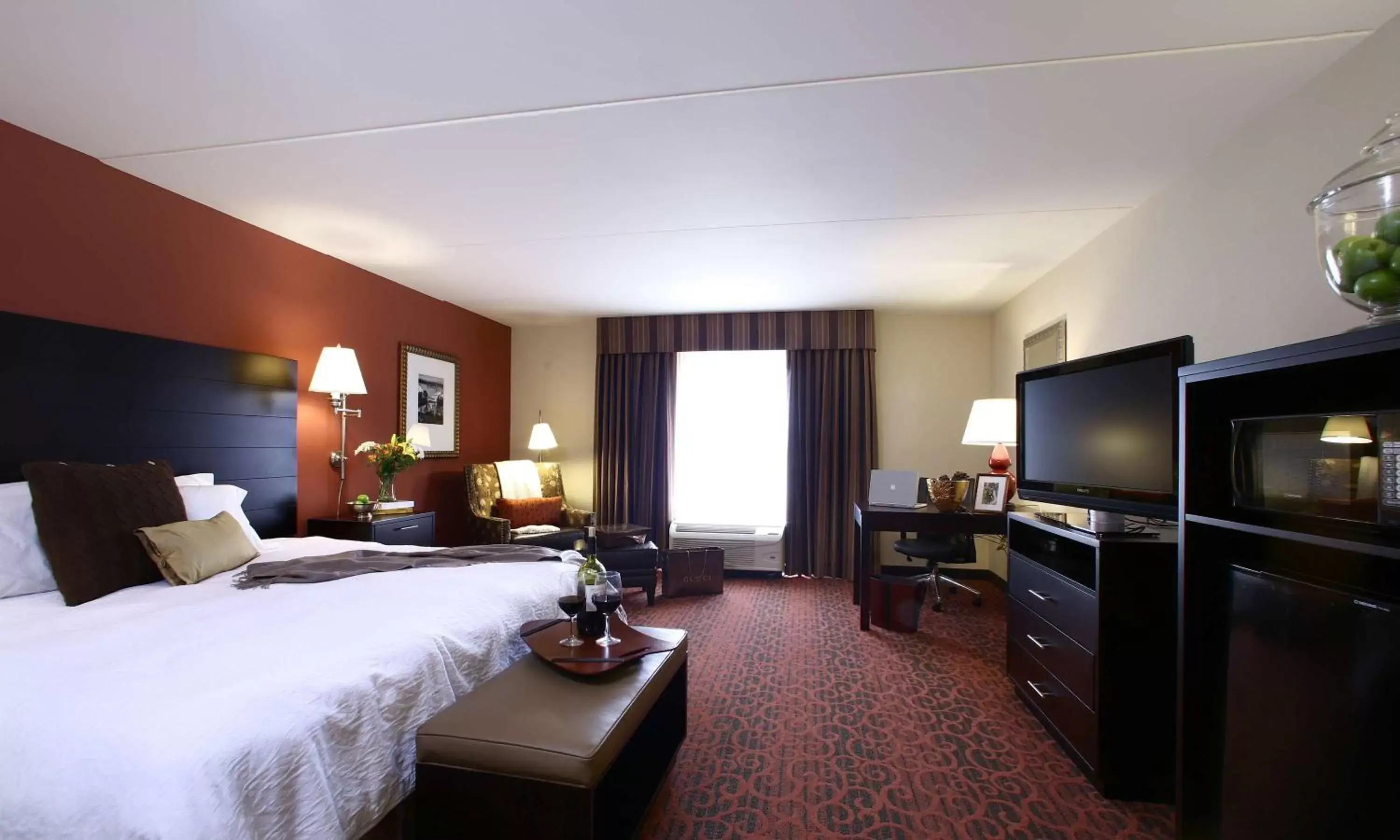 Bedroom, TV/Entertainment Center in Hampton Inn Atlanta-Canton