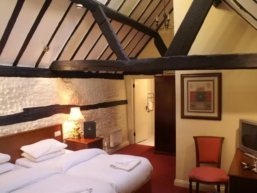 Twin Room with Private Bathroom in THE SARACENS HEAD INN
