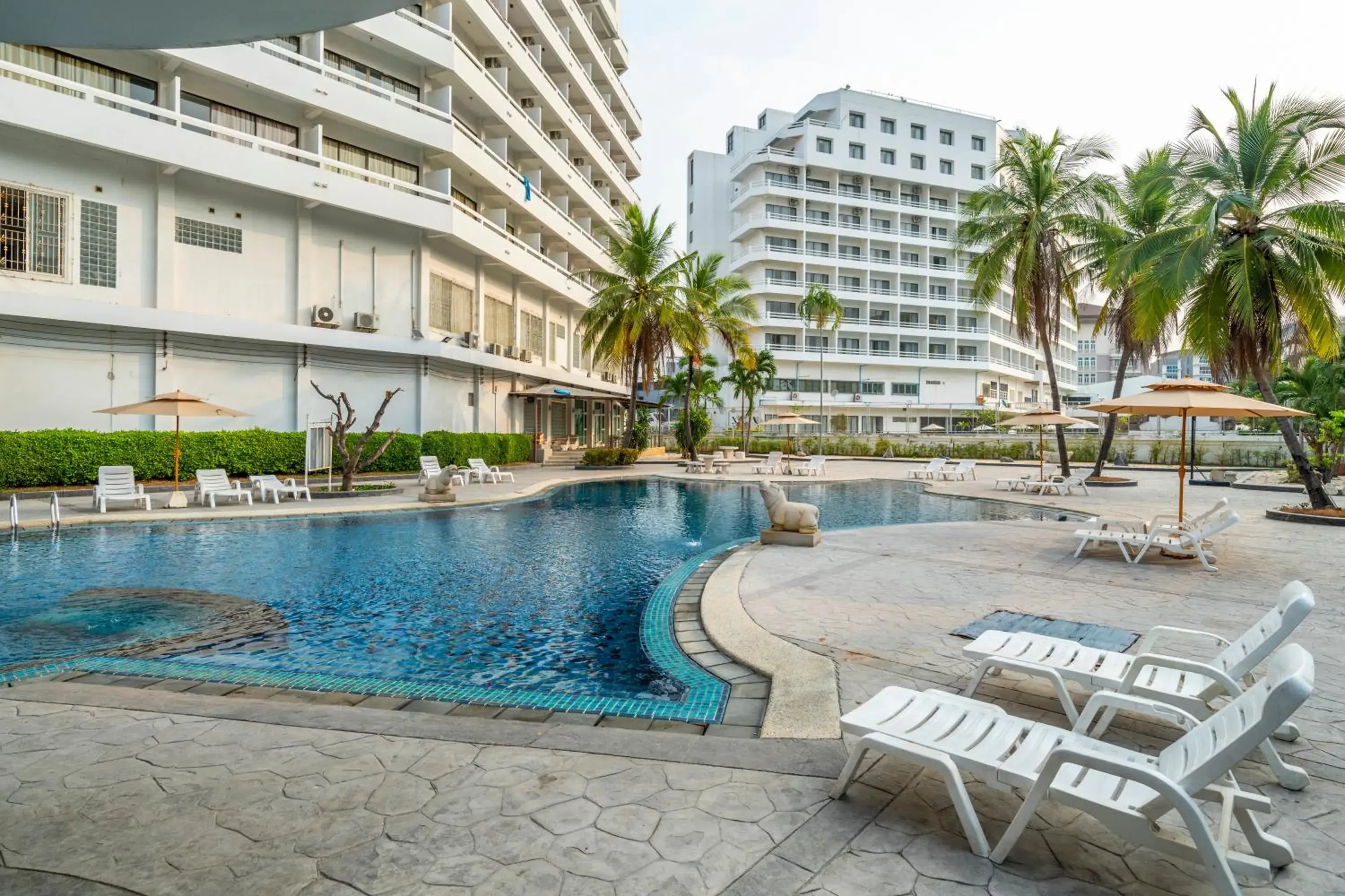 Swimming Pool in Welcome Plaza Hotel Pattaya