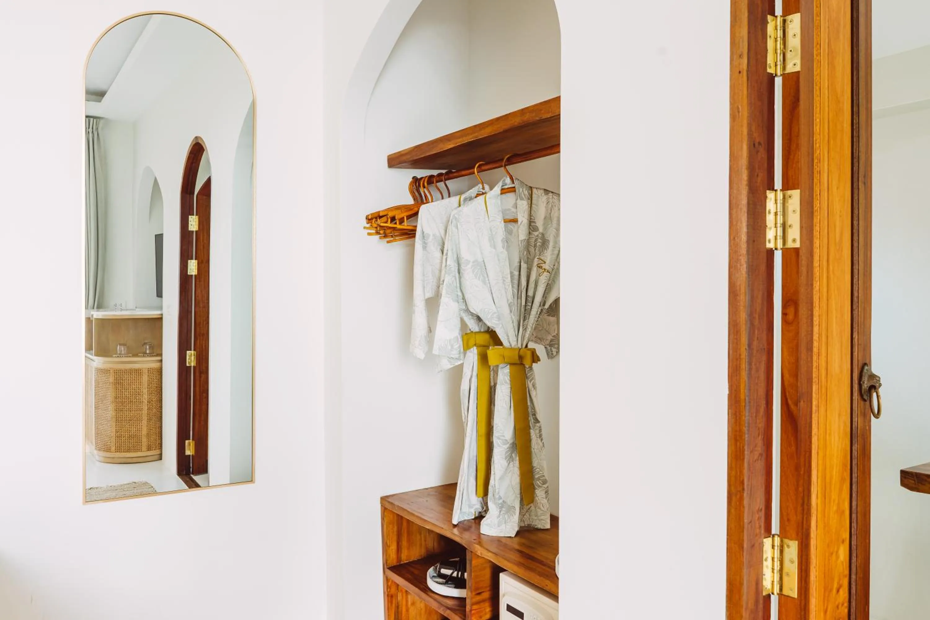 wardrobe in Zazen Boutique Resort & Spa