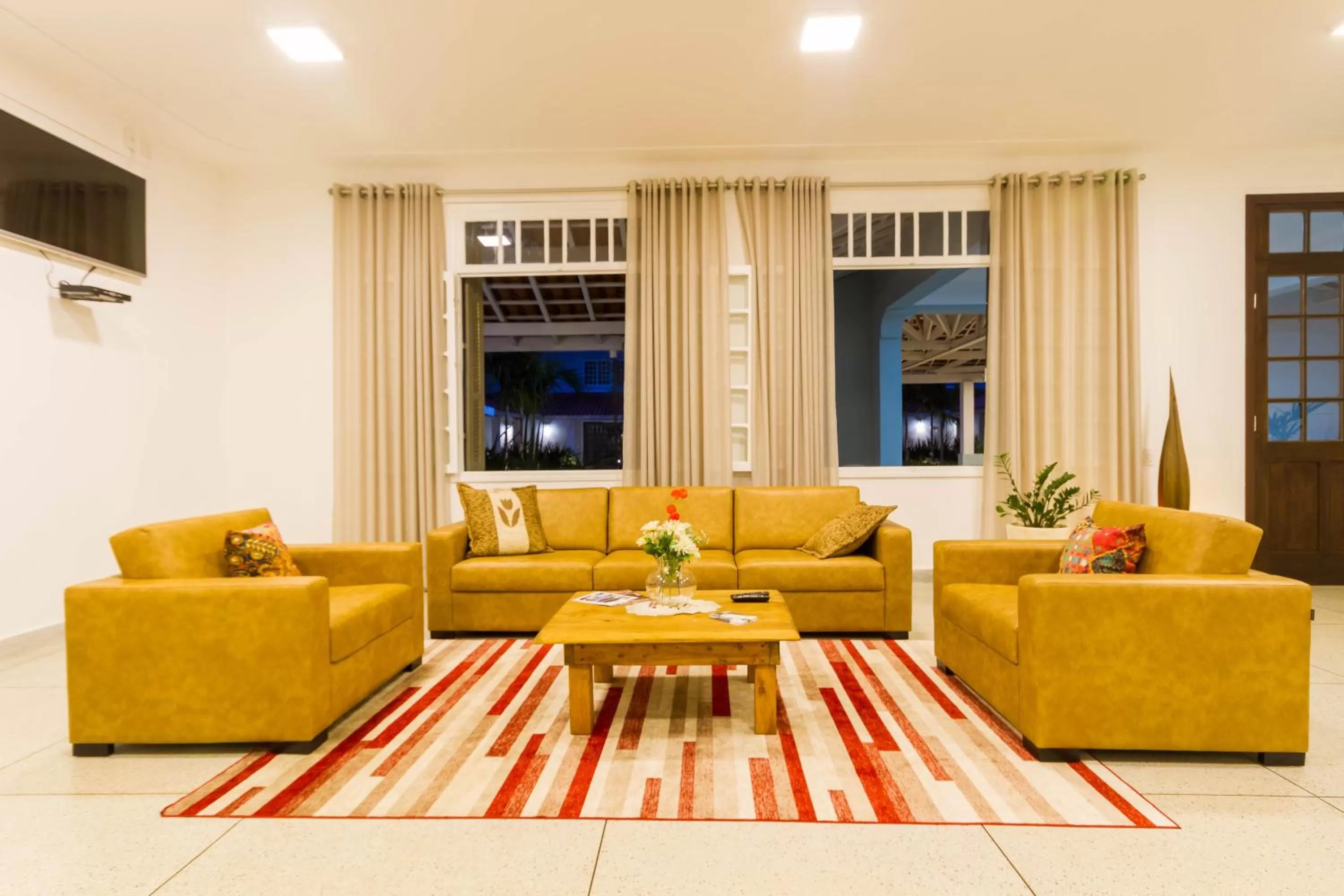 Communal lounge/ TV room in Sagrados Corações - Pousada