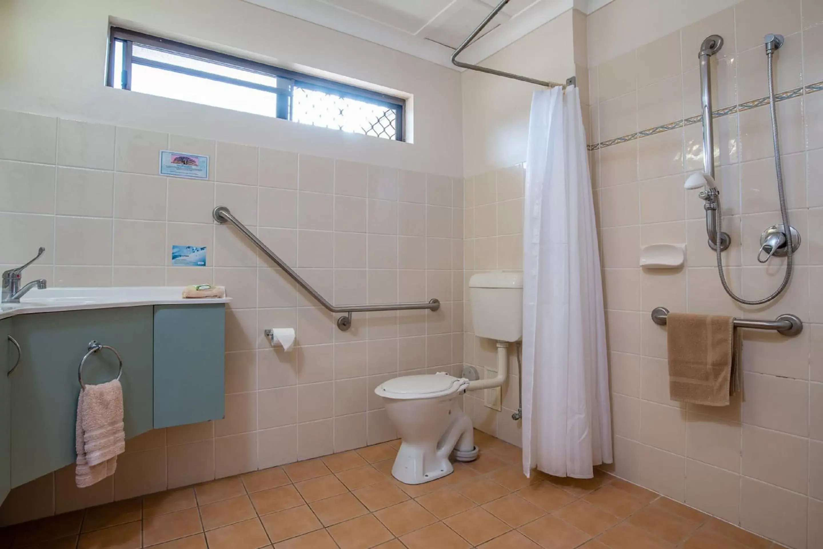 Bathroom in Aspley Carsel Motor Inn