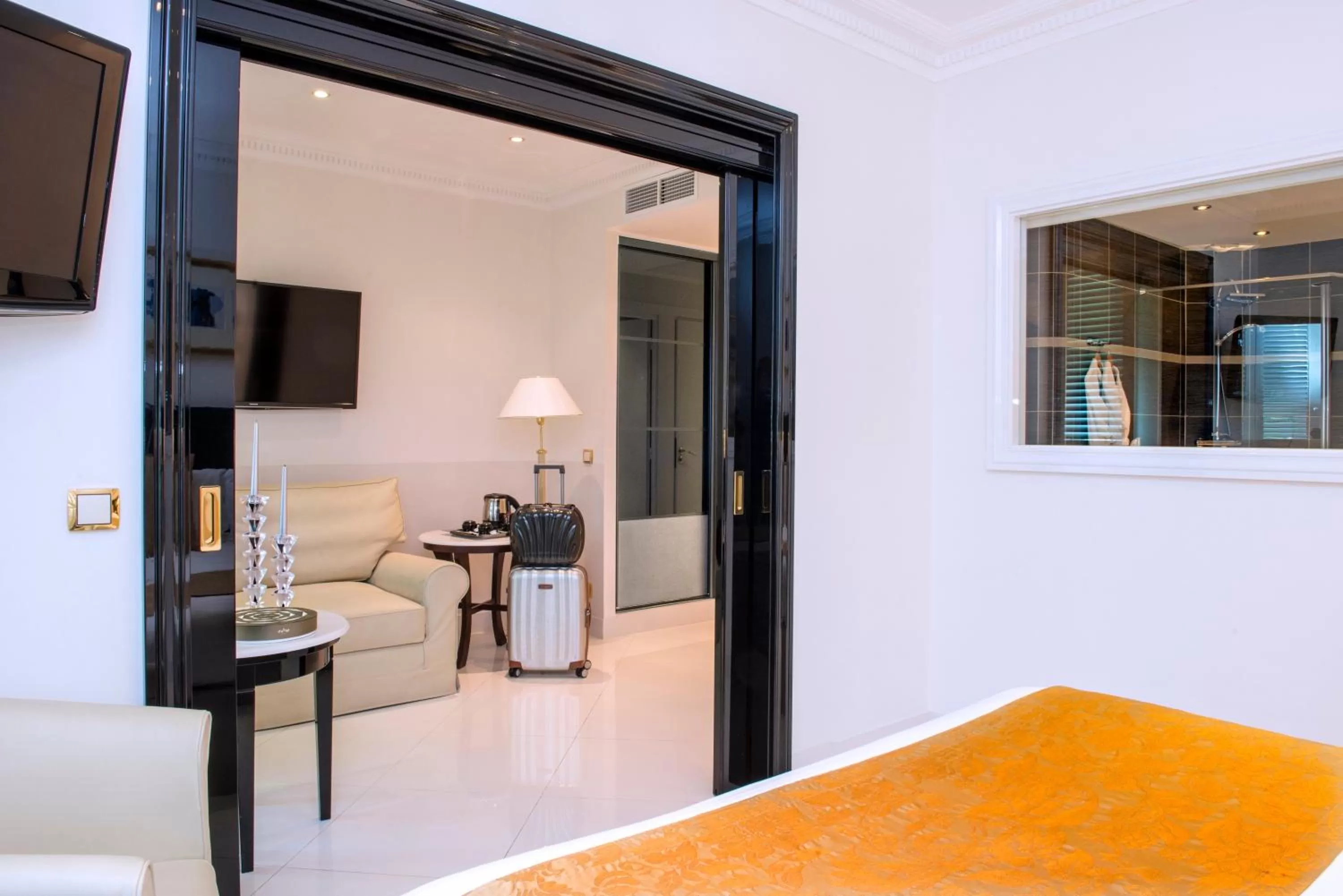 Living room, Bed in Hotel Aston La Scala