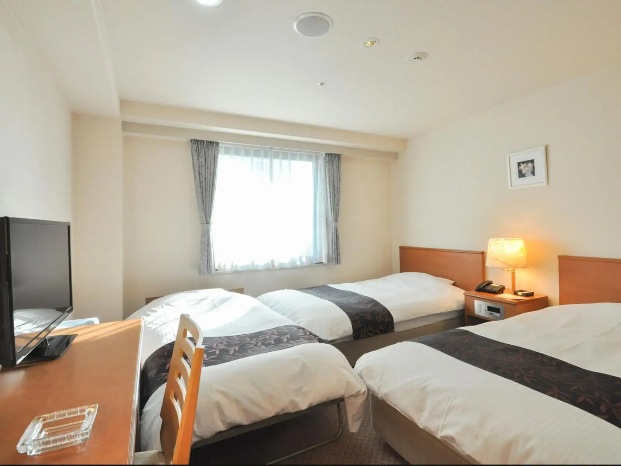 Photo of the whole room, Bed in Kobe City Gardens Hotel