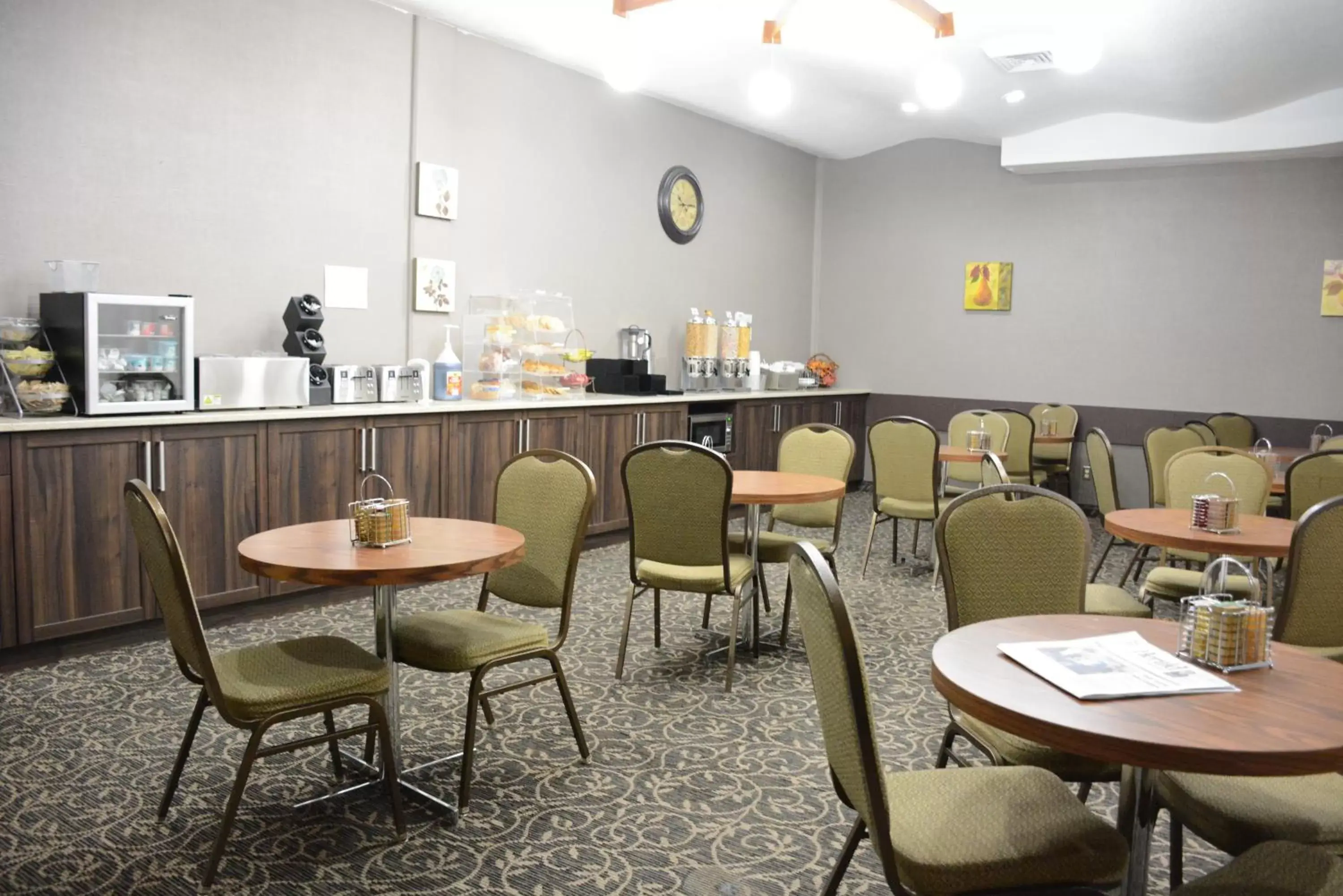 Dining area, Restaurant/Places to Eat in Travelodge by Wyndham Lethbridge