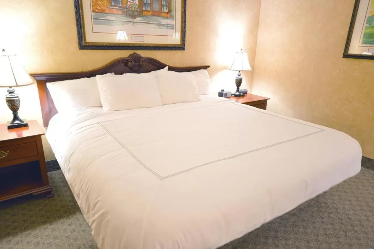 Bed in Irish Cottage Inn & Suites