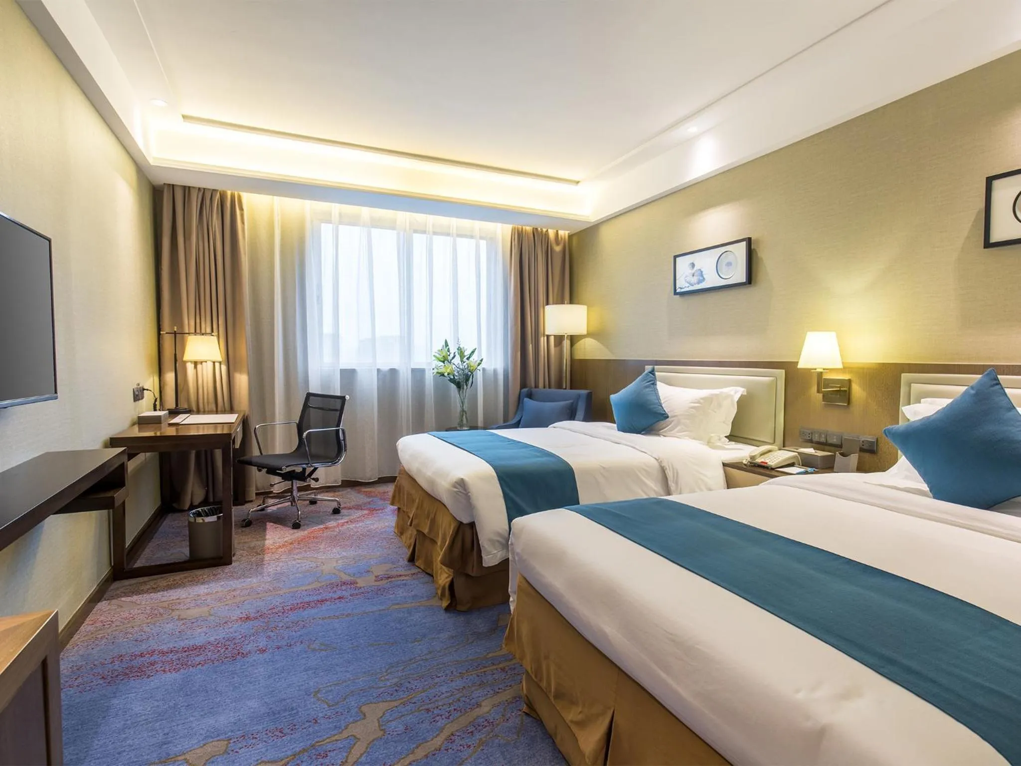 Photo of the whole room, Bed in Wan Yue Grand Skylight Hotel