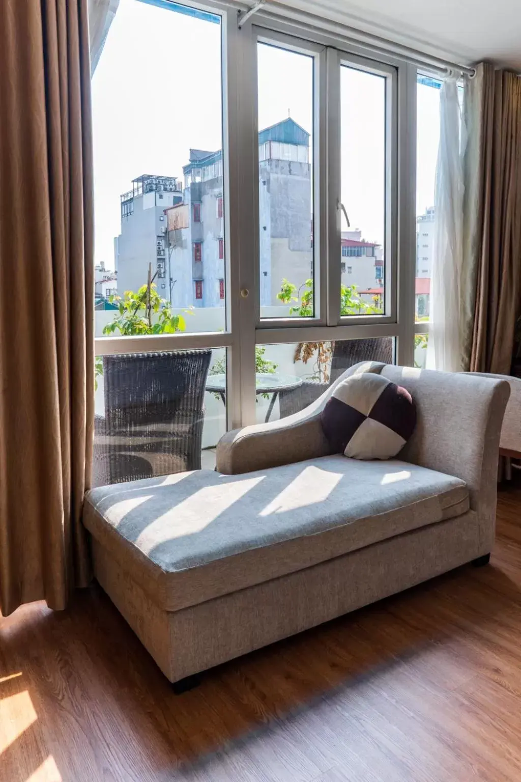 Seating area, Bed in Golden Legend Diamond Hotel