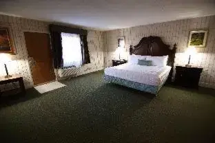 Queen Room with Two Queen Beds and Roll-In Shower - Mobility Accessible/Non-Smoking in Baymont Inn and Suites by Wyndham Farmington, MO