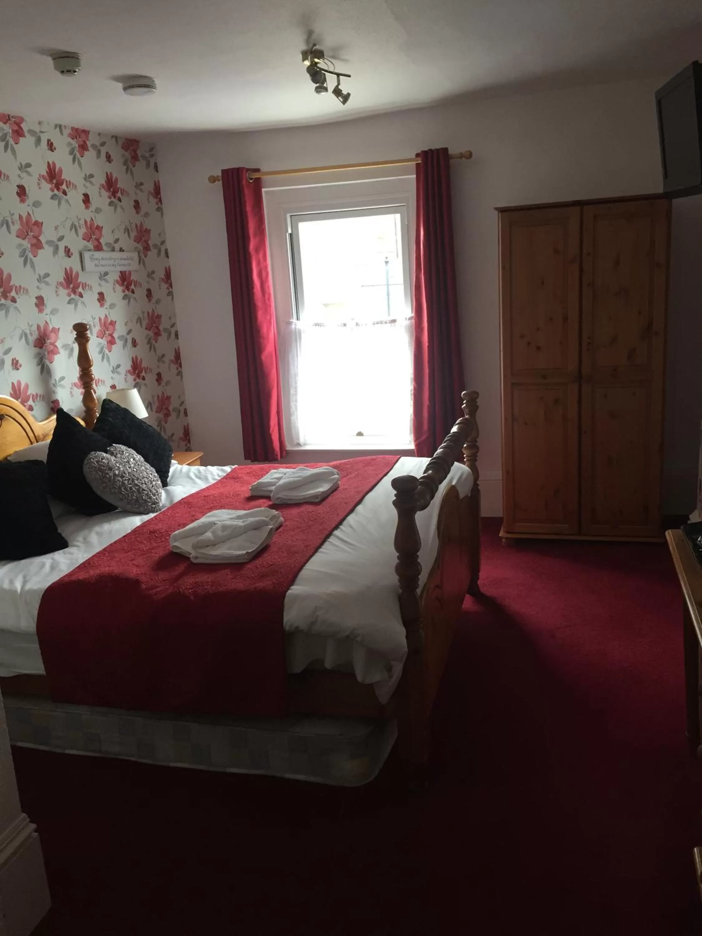 Bedroom, Bed in The Victoria Hotel