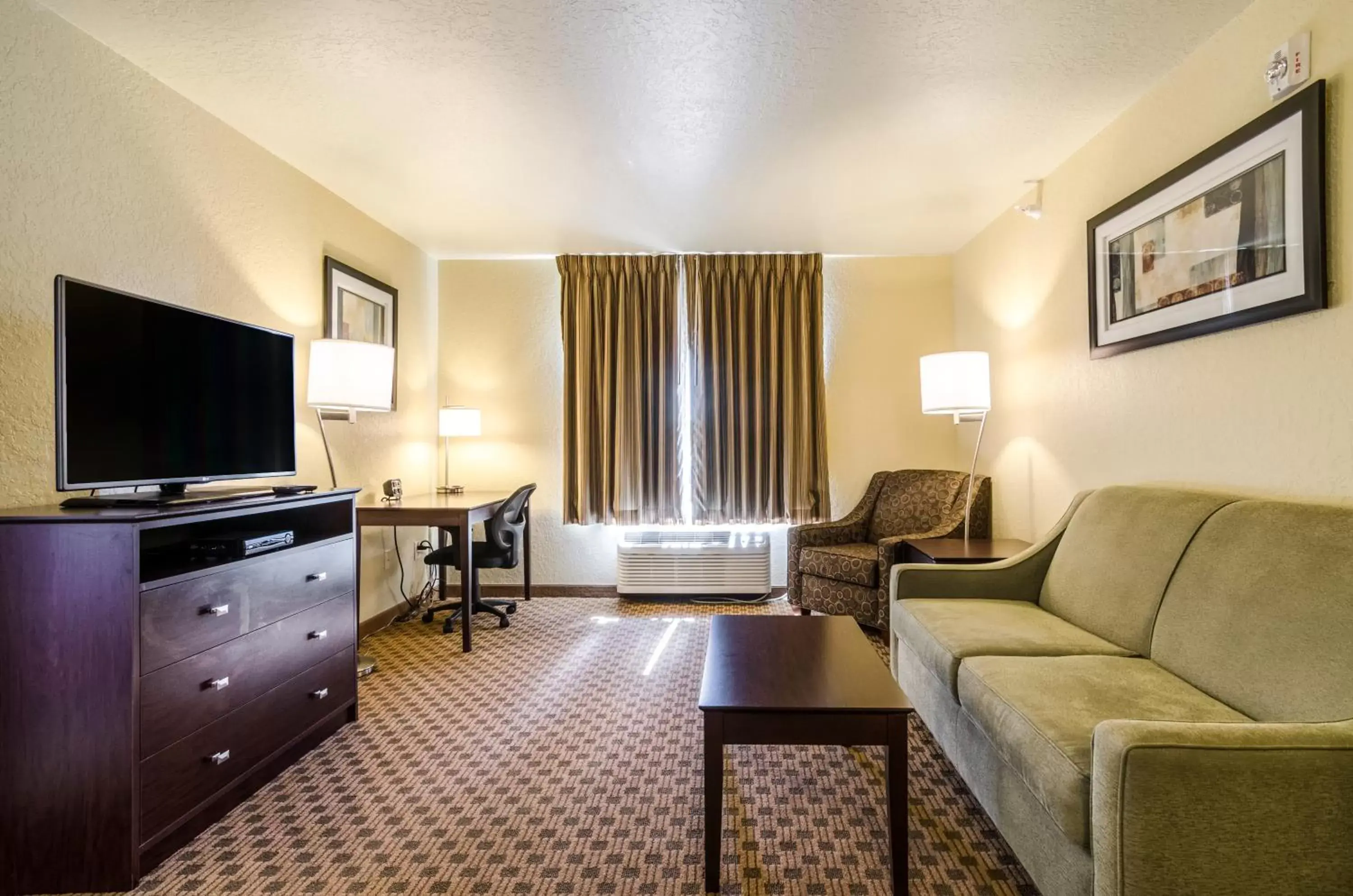 Bed, Seating Area in Cobblestone Inn and Suites - Eaton