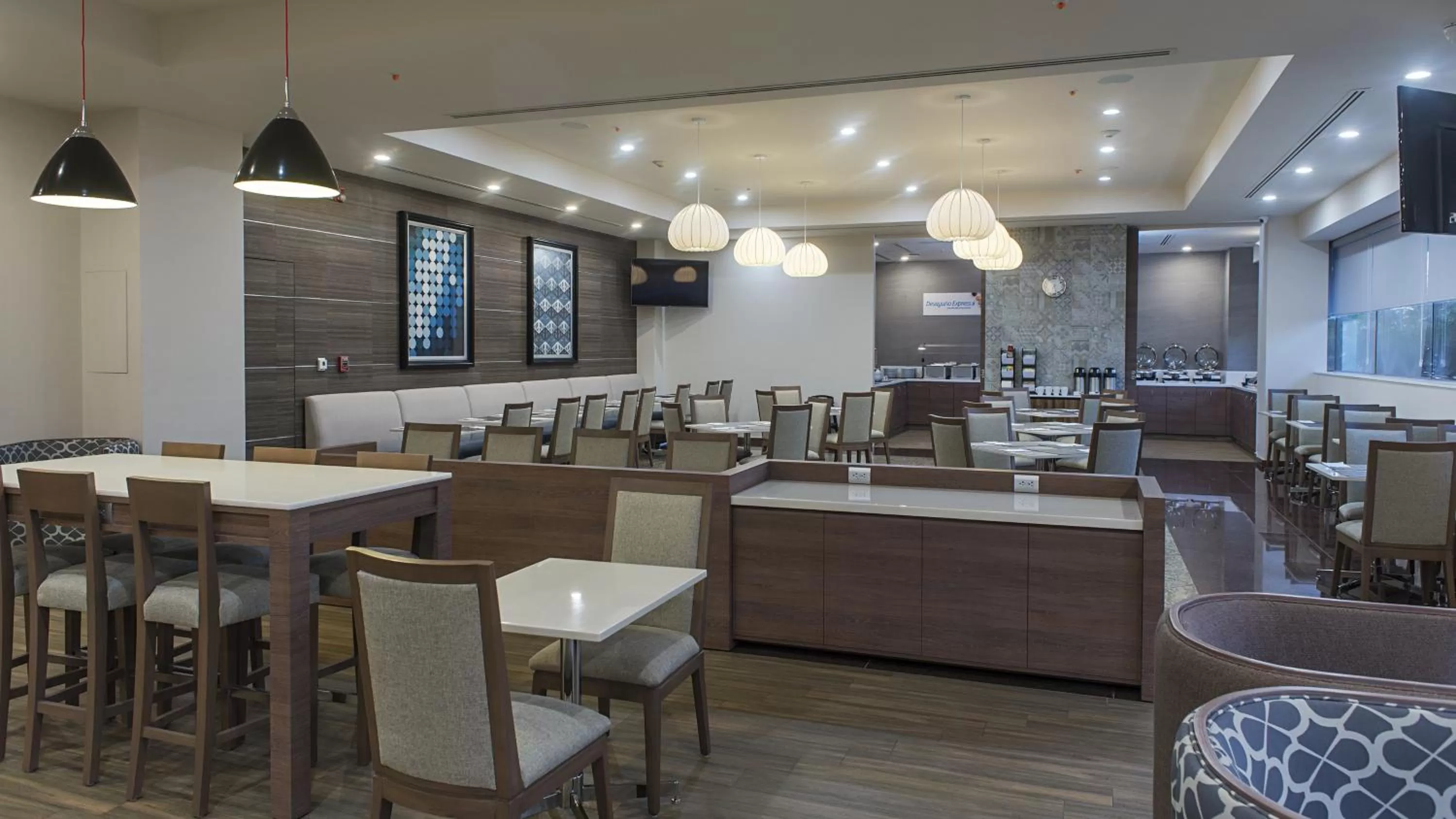 Restaurant/places to eat in Holiday Inn Express Mexico- Toreo by IHG