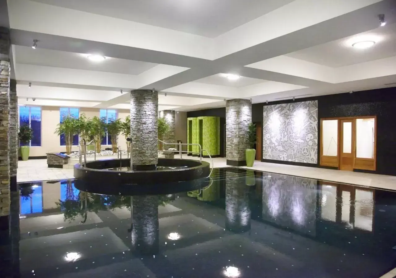 Swimming pool, Lobby/Reception in Garryvoe Hote