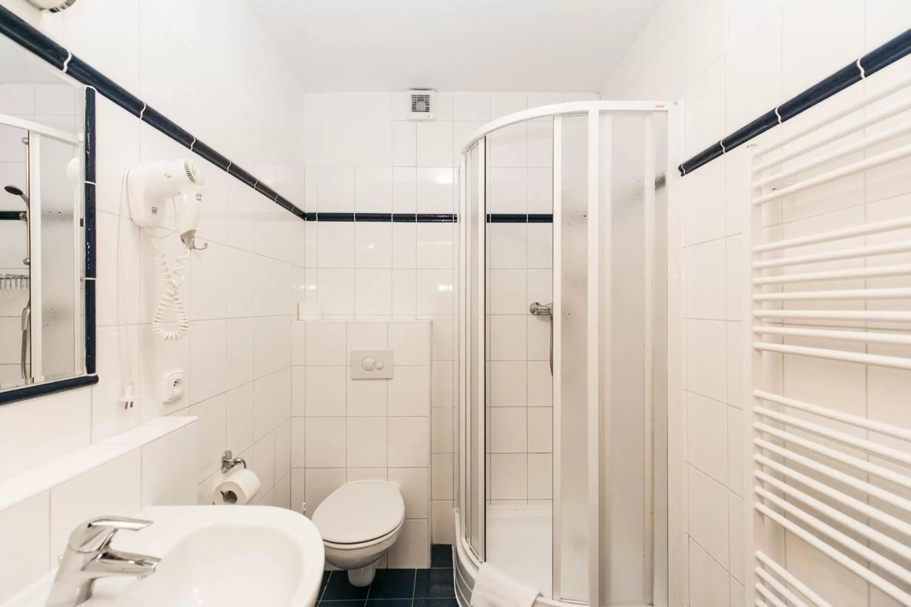 Shower, Bathroom in Hotel Boston
