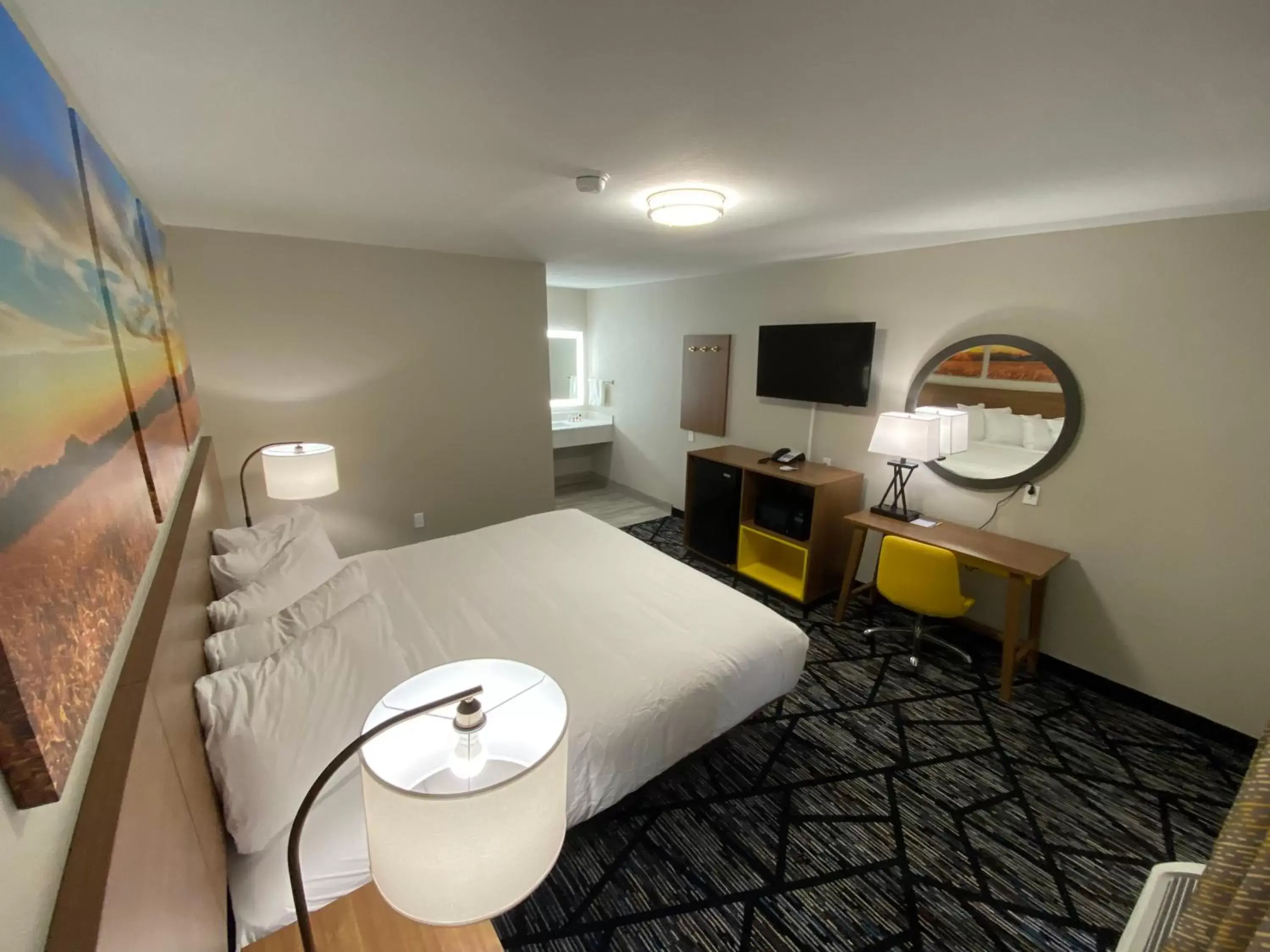 TV and multimedia, Bed in Days Inn by Wyndham Lake Charles