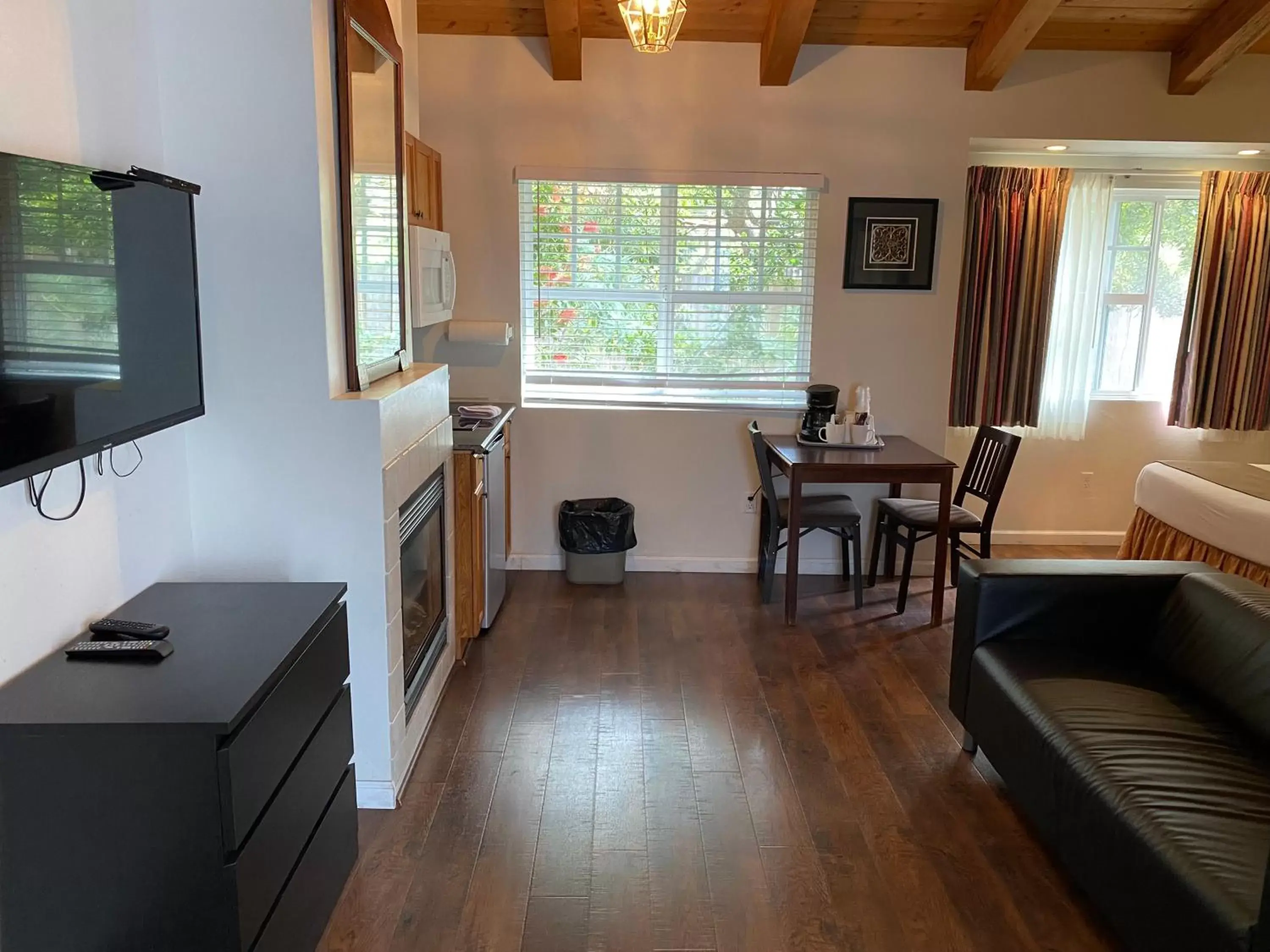 Living room, Kitchen/Kitchenette in Bide-A-Wee Inn and Cottages