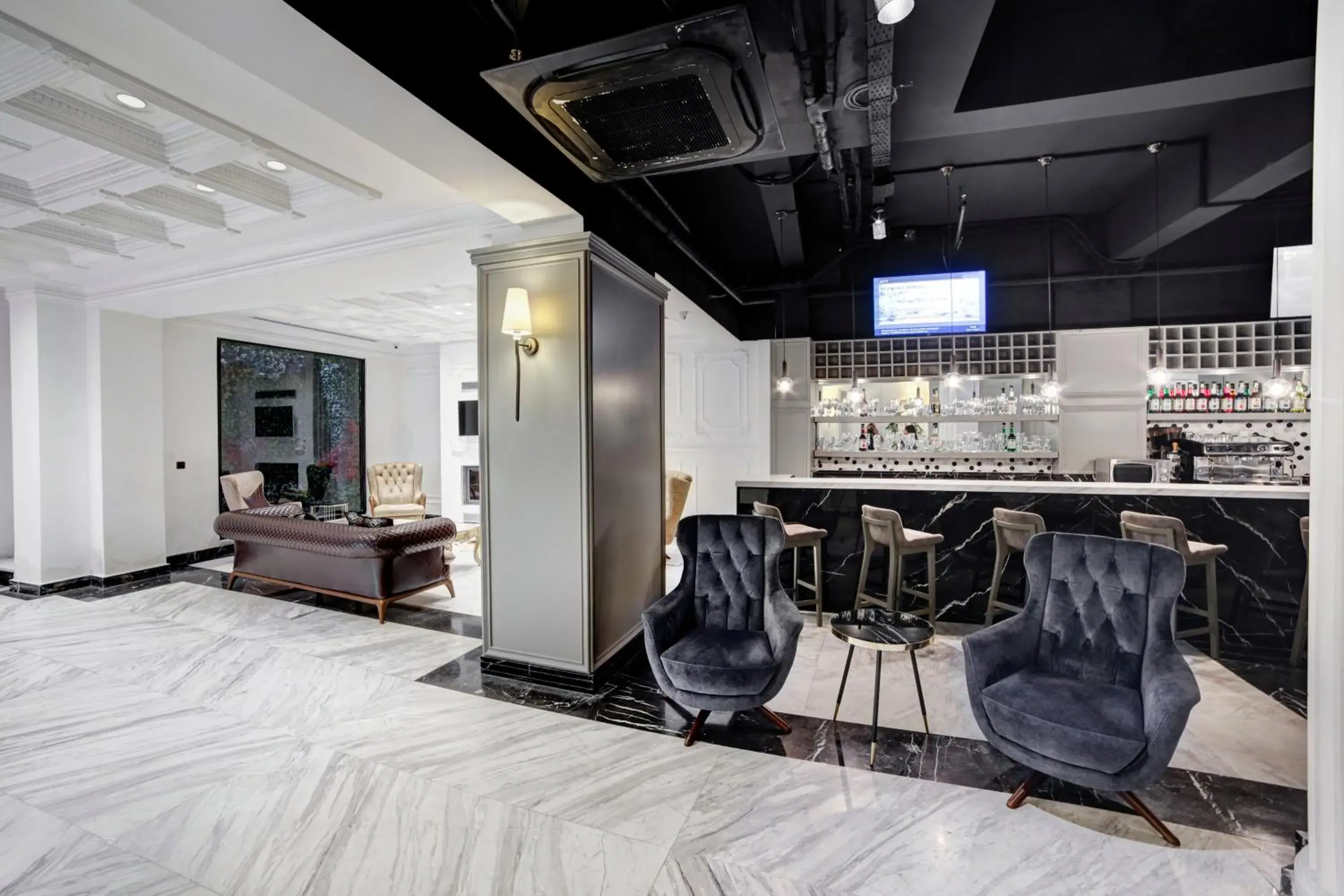 Lounge or bar in White Monarch Hotel
