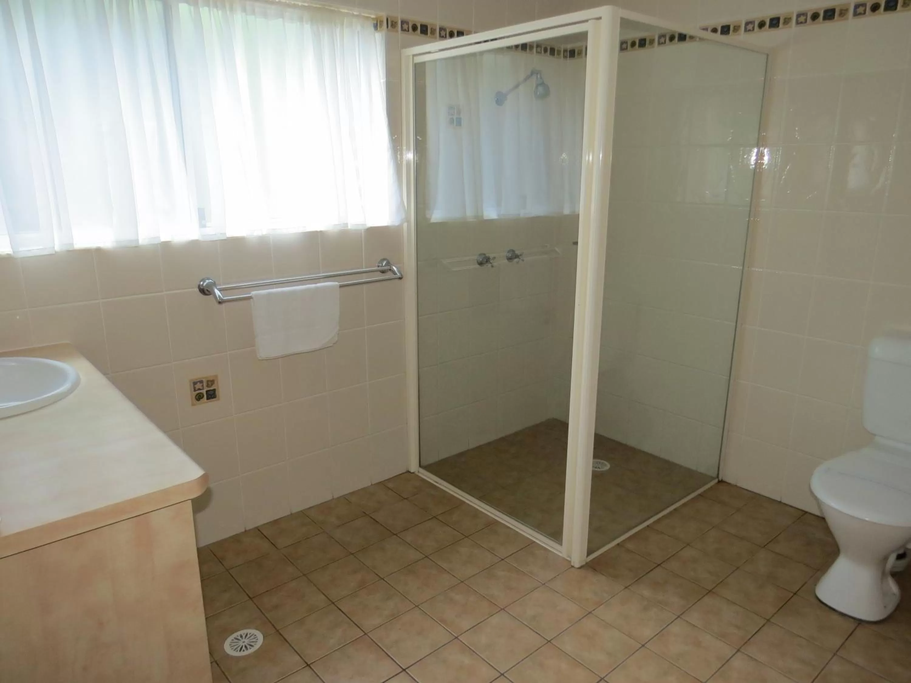 Bathroom in George Bass Motor Inn