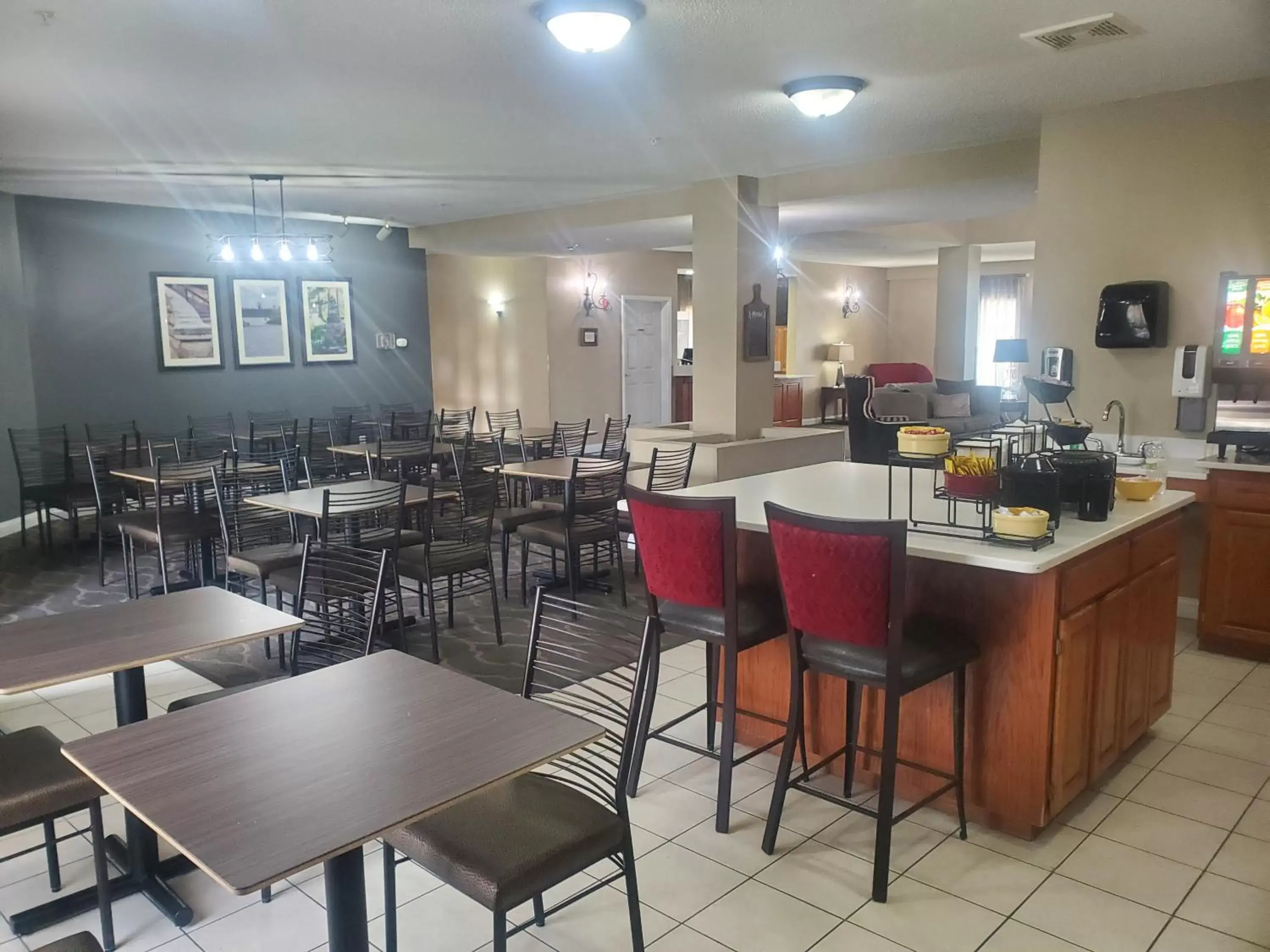 Breakfast, Restaurant/Places to Eat in GrandStay Hotel & Suites Ames