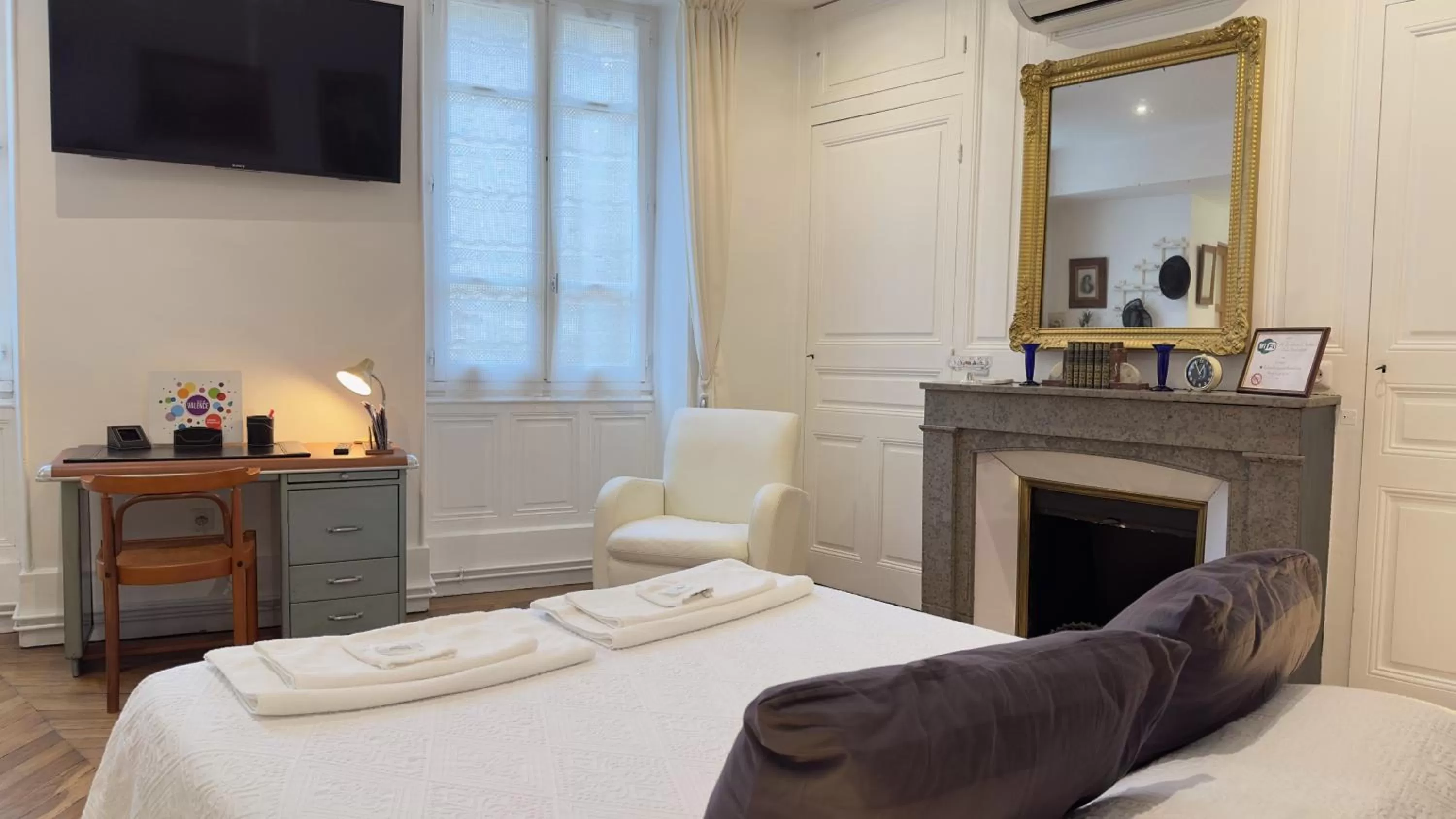 Bedroom, Bed in Chambre de charme au coeur du vieux Valence - Confort & Calme