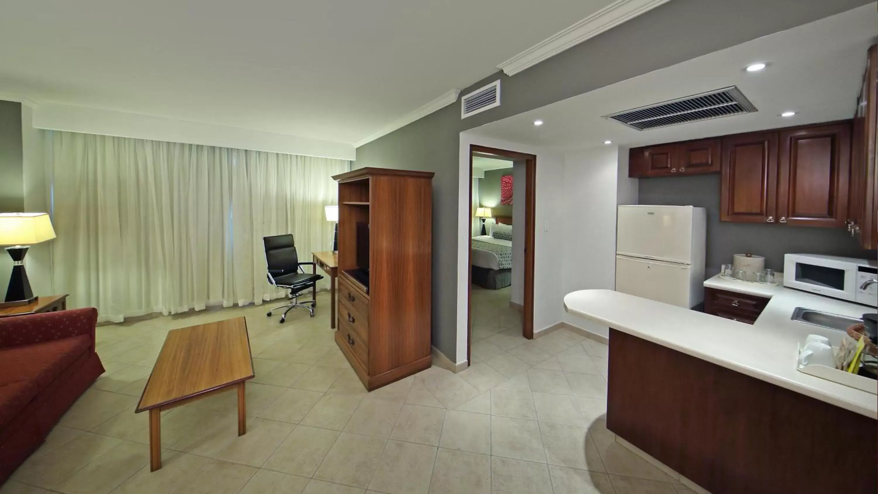 Bedroom, Kitchen/Kitchenette in Crowne Plaza Panama, an IHG Hotel