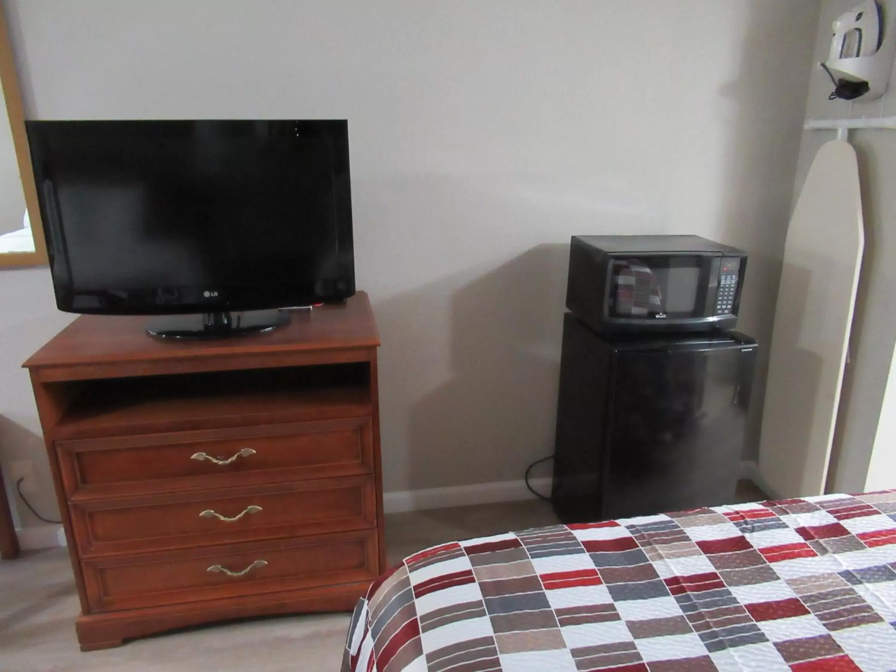 Photo of the whole room, TV/Entertainment Center in Red Roof Inn Walton - Richwood