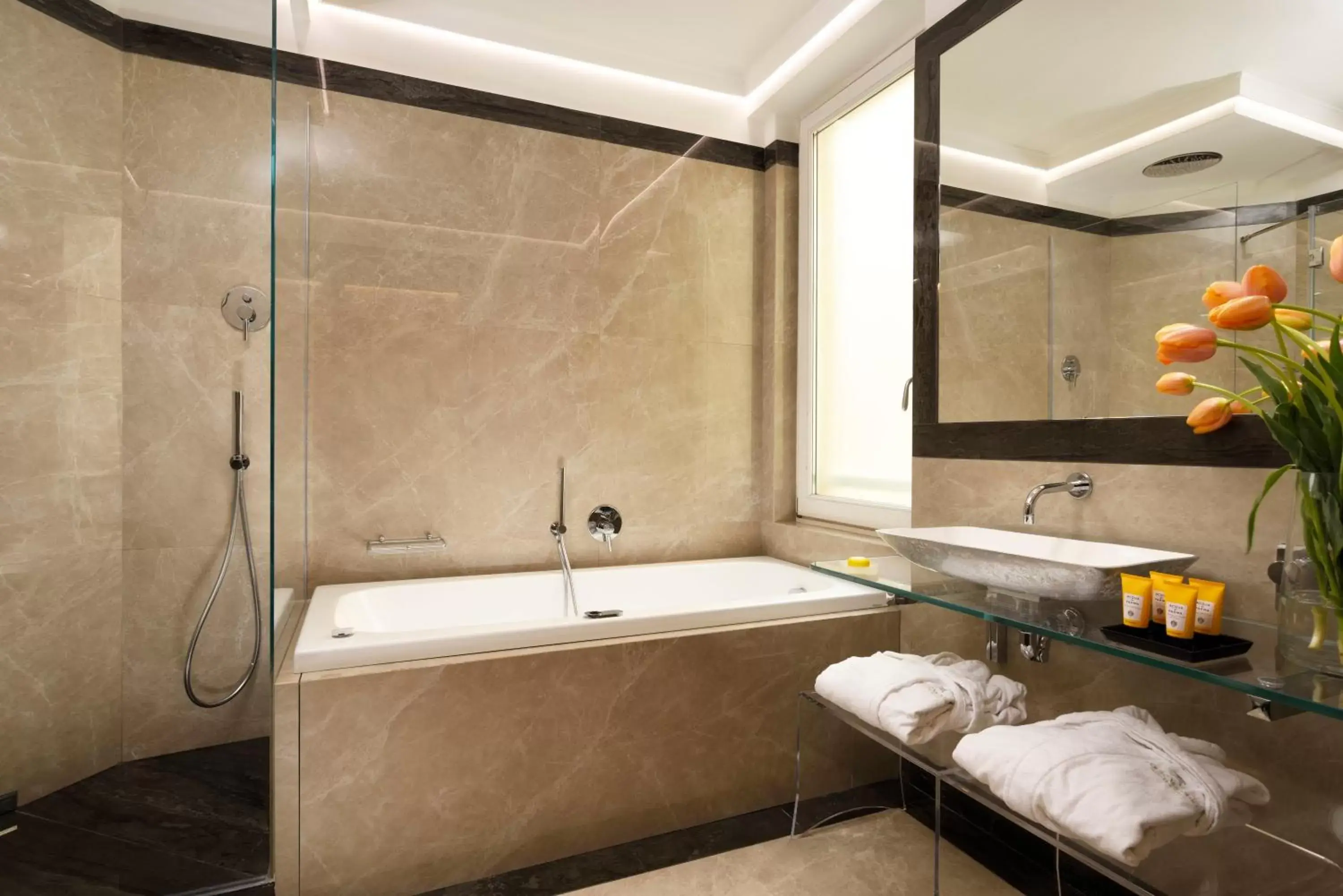 Hot Tub, Bathroom in Ponte Vecchio Suites & Spa