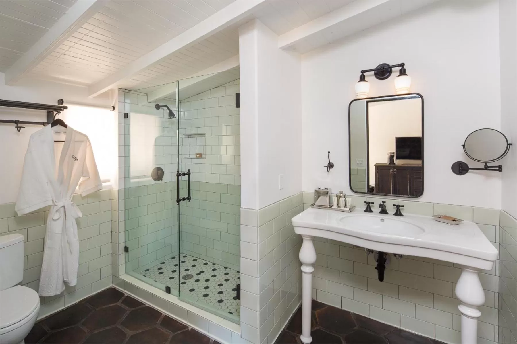Shower in Ingleside Estate Hotel & Bungalows- Adults Only