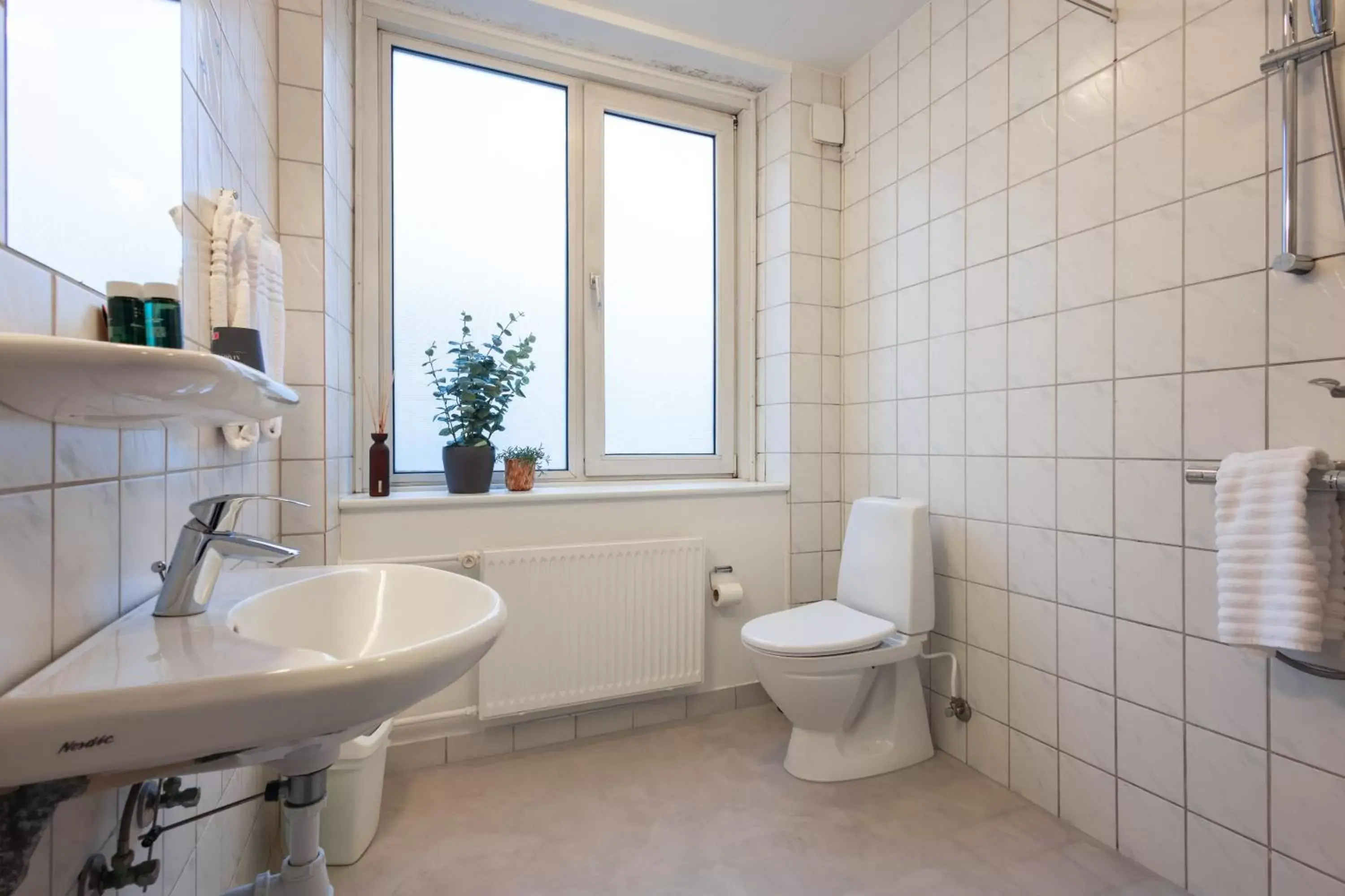 Shower, Bathroom in Hotel Maritime