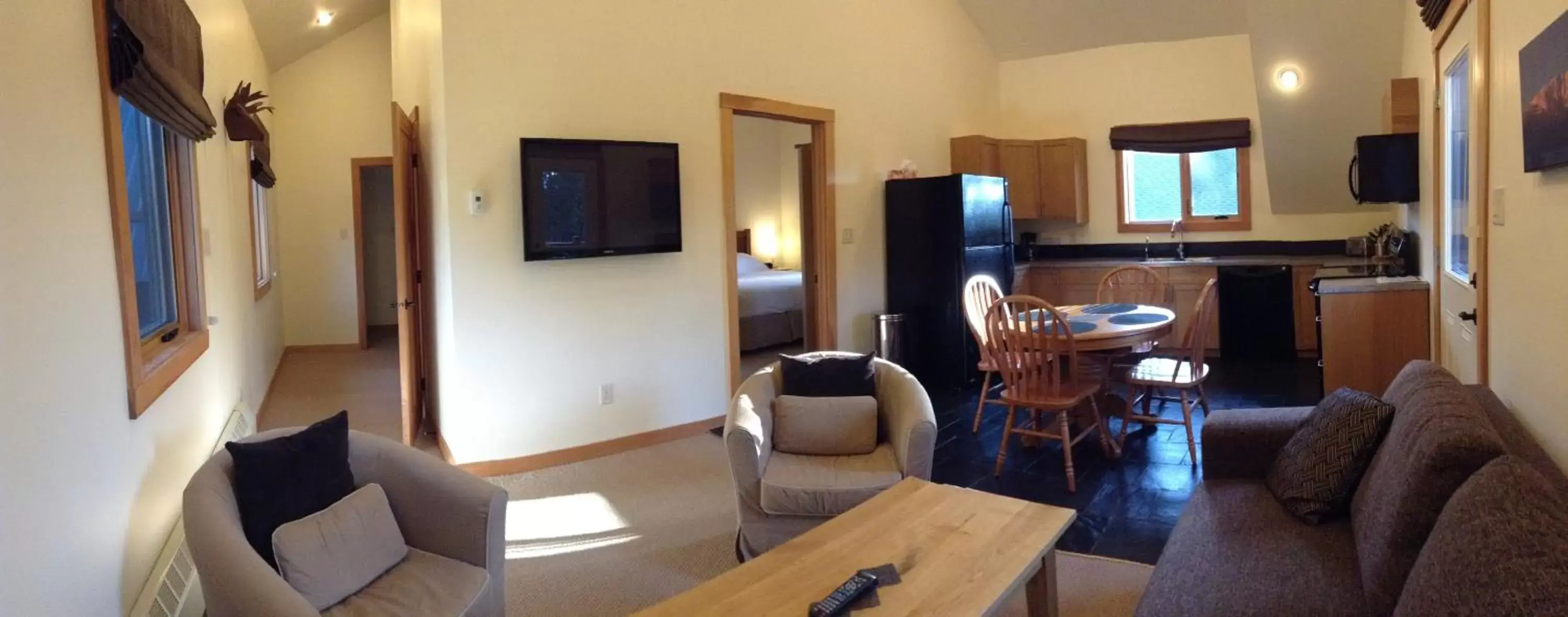 Photo of the whole room, Seating Area in Canyon Ridge Lodge