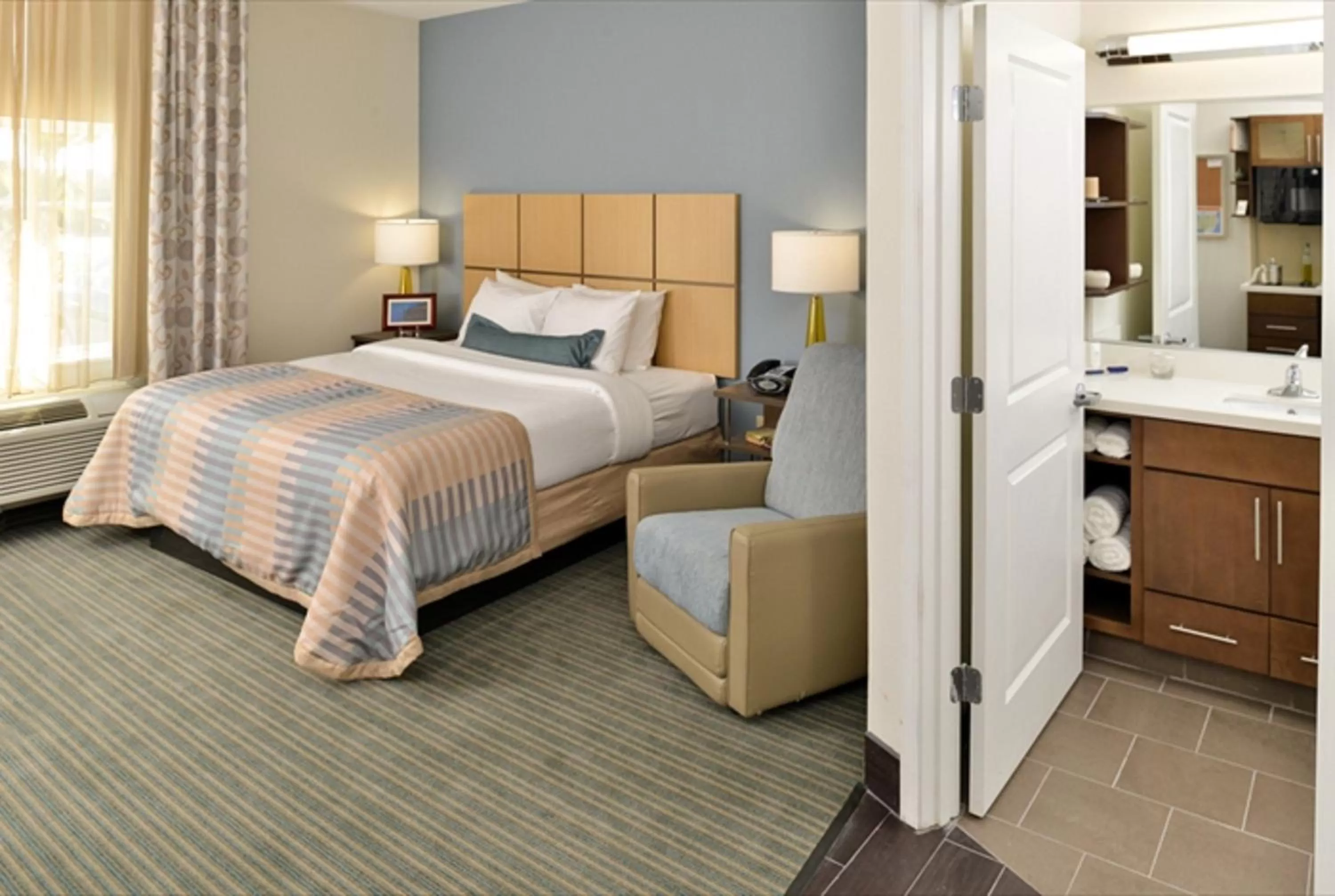 Photo of the whole room, Bed in Candlewood Suites Houma by IHG