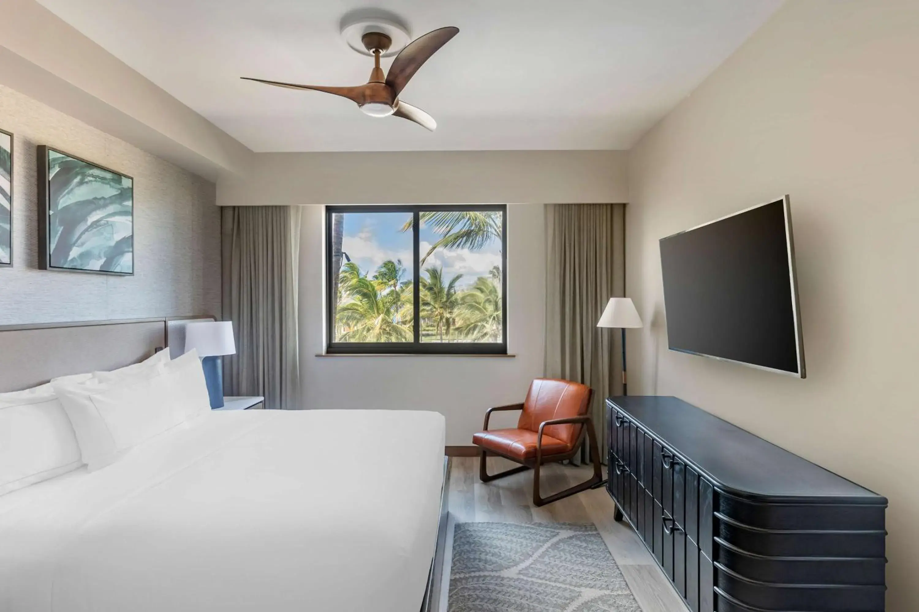 Bed, TV/Entertainment Center in Hilton Grand Vacations Club Maui Bay Villas
