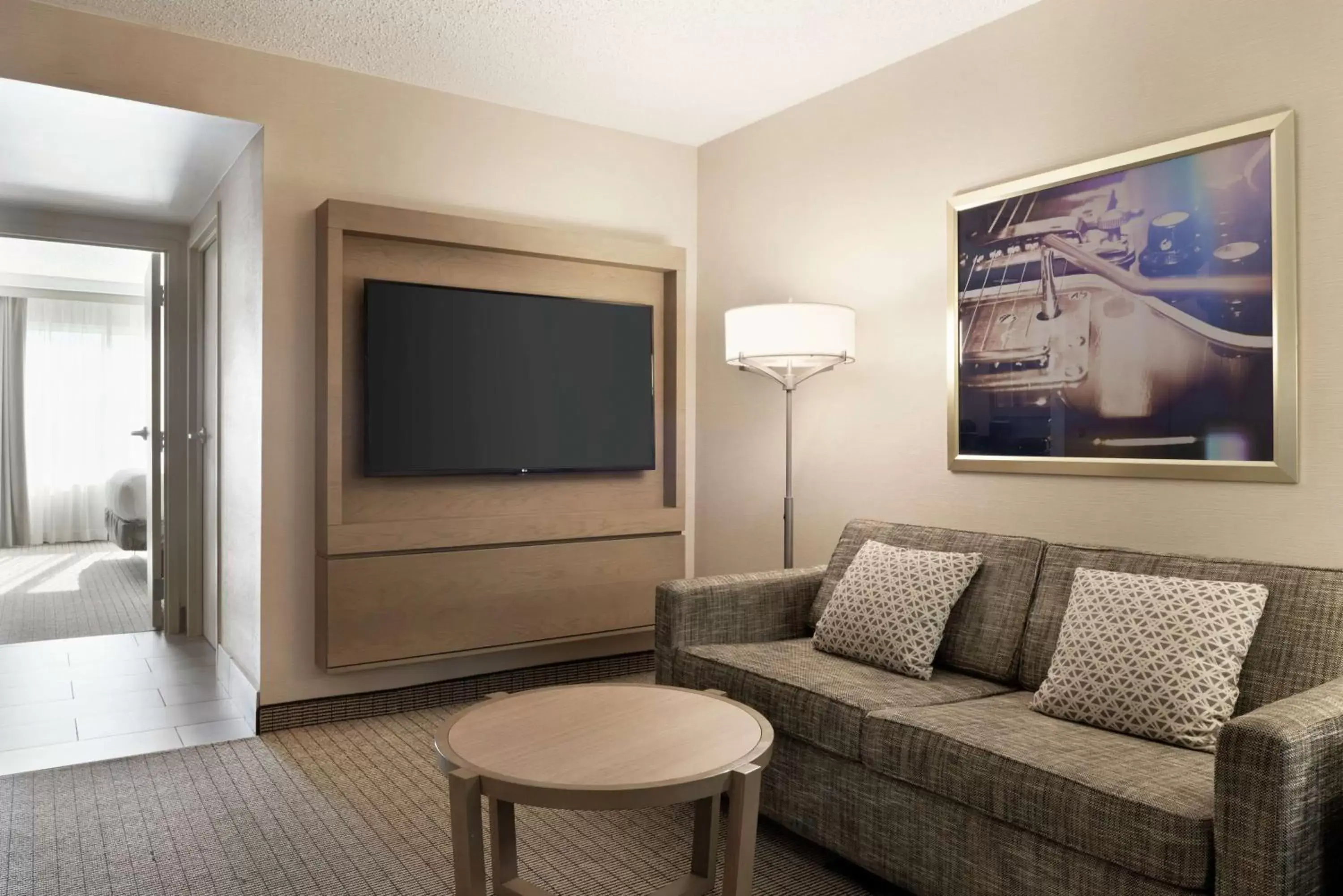 Bedroom, TV/Entertainment Center in Embassy Suites by Hilton Cleveland Rockside