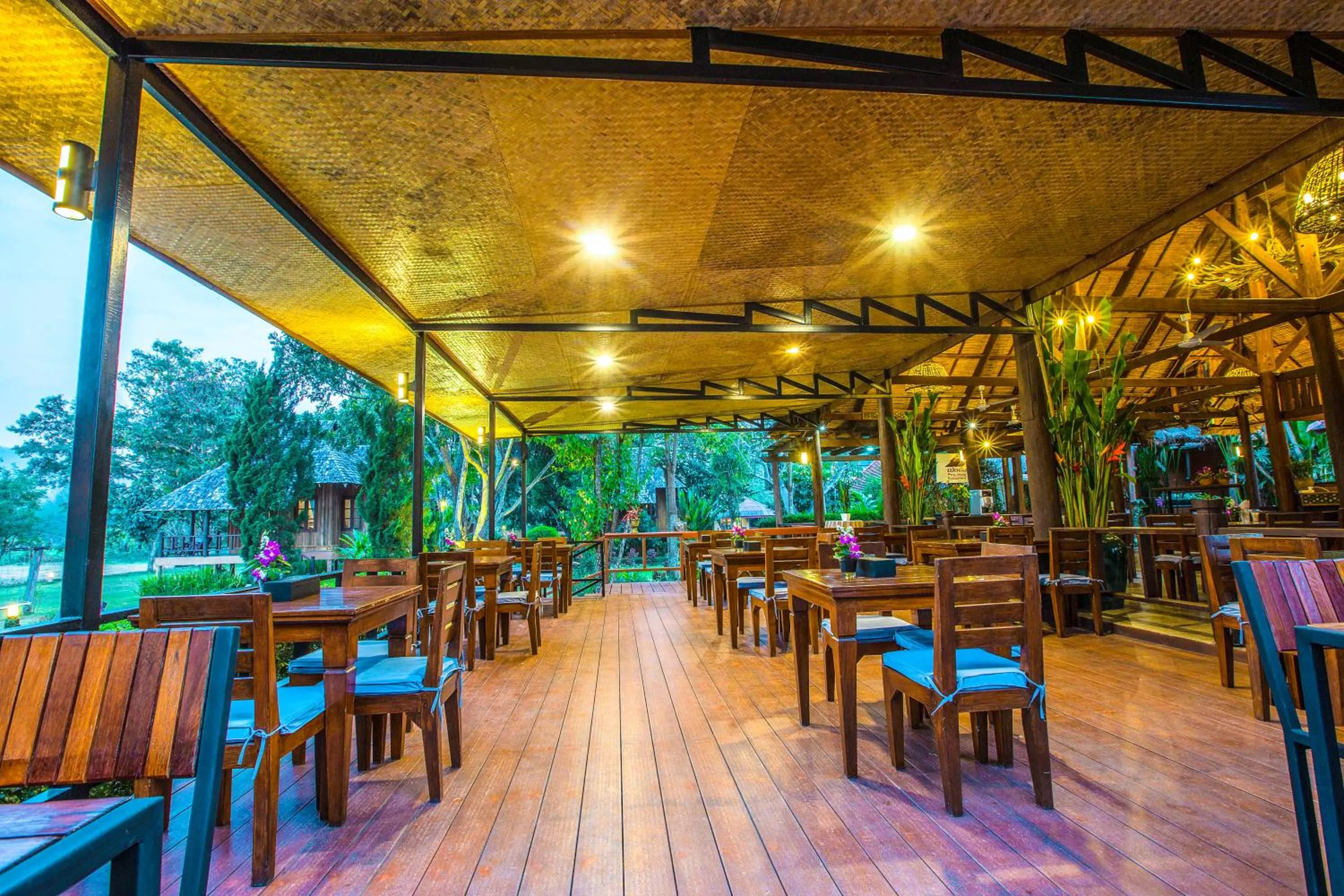 Restaurant/places to eat in Belle Villa Resort, Pai