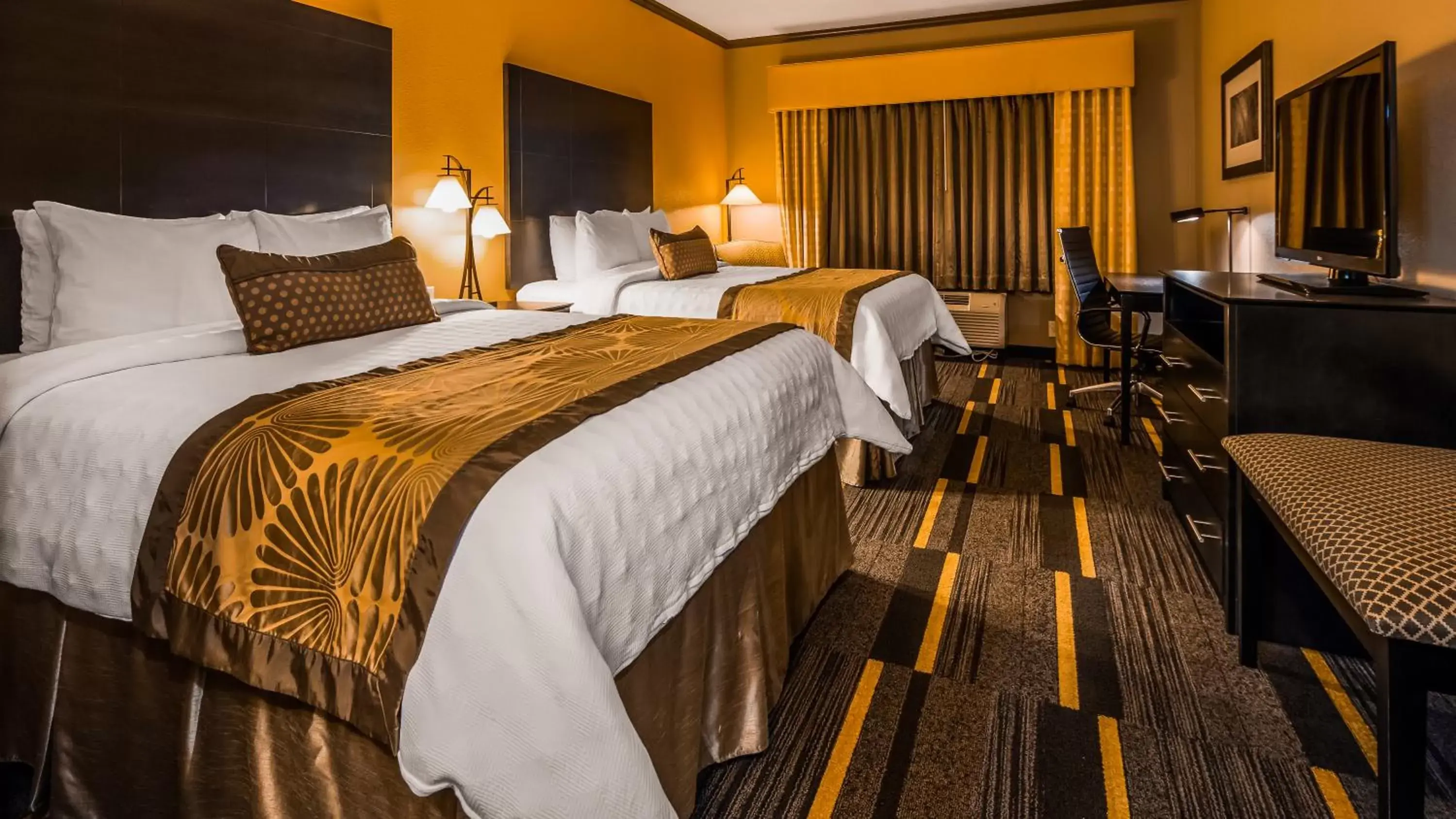 Bed in Best Western Plus Emerald Inn & Suites